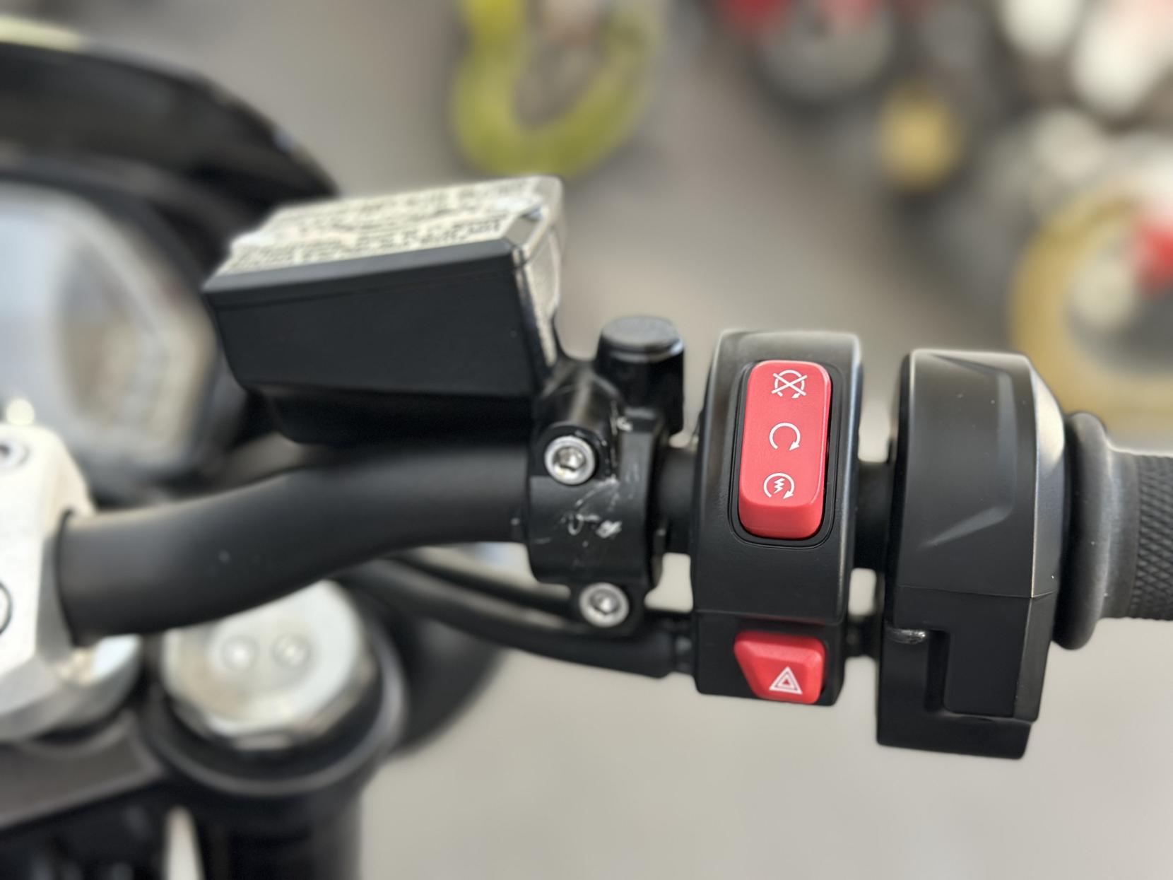 Triumph Street Triple 765 765 R Naked Petrol Manual X-ring Euro 5 (120 ps)