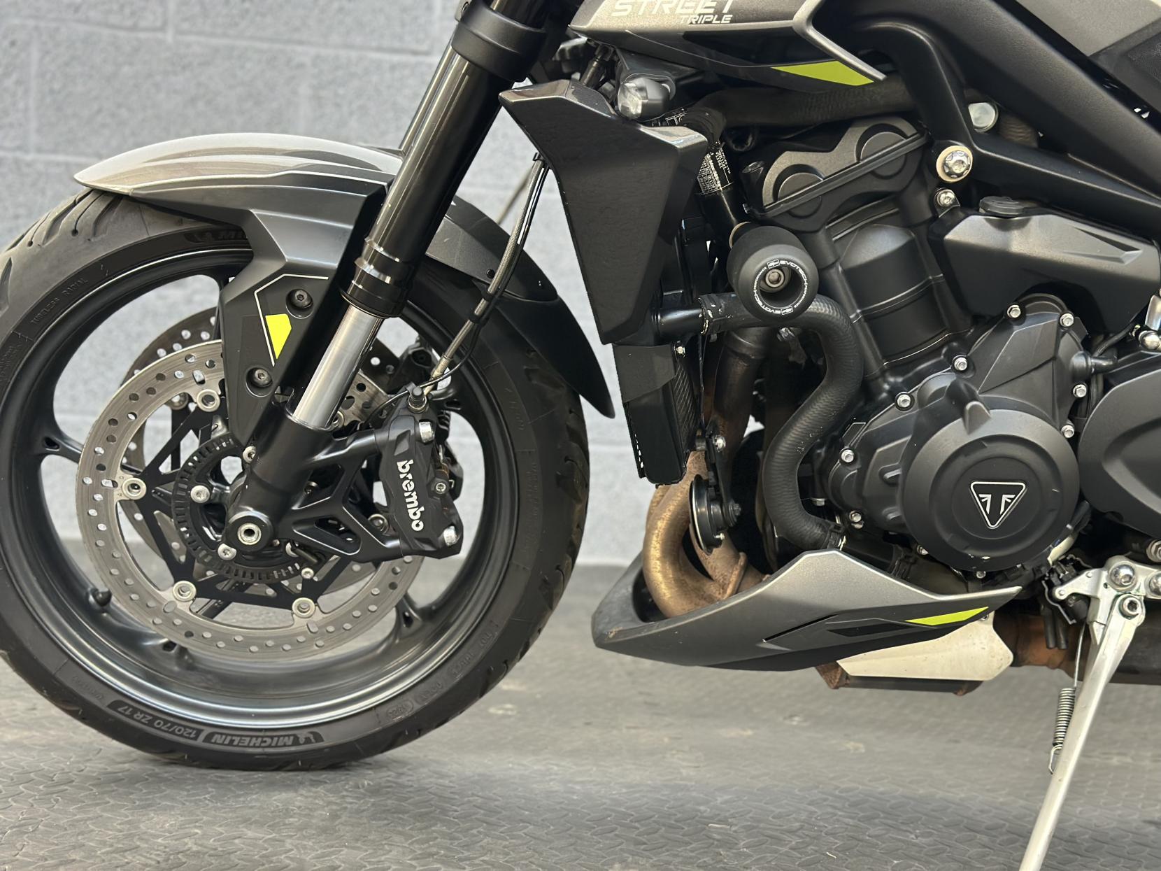 Triumph Street Triple 765 765 R Naked Petrol Manual X-ring Euro 5 (120 ps)