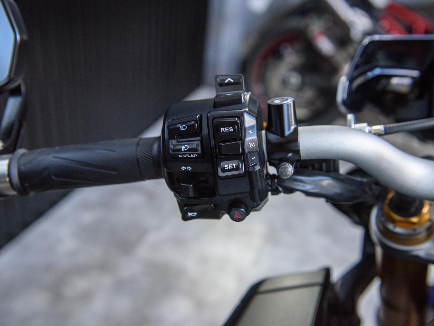 Yamaha MT-10 1000 SP Hyper-naked Petrol Manual Euro 4 (162 ps)