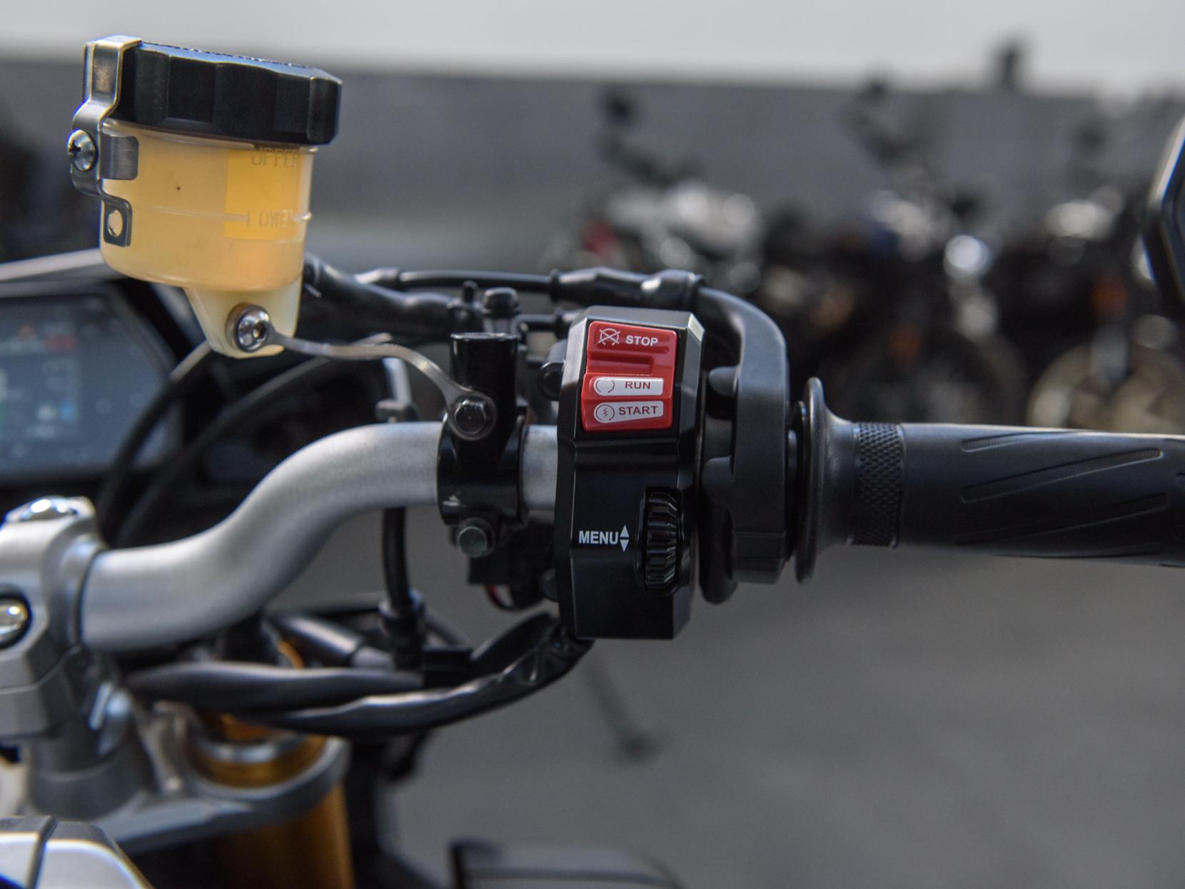 Yamaha MT-10 1000 SP Hyper-naked Petrol Manual Euro 4 (162 ps)