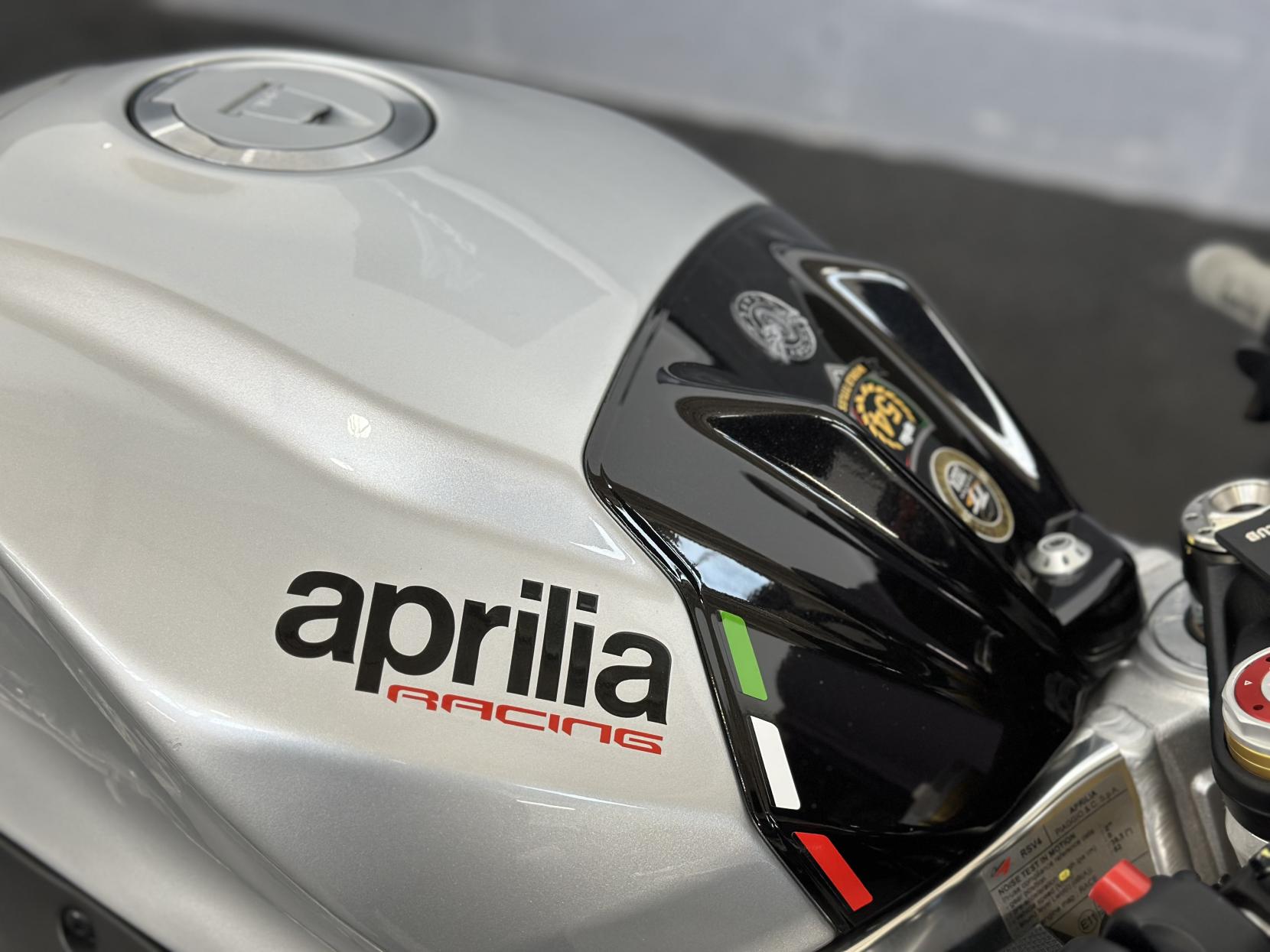 Aprilia RSV4 1000 1000 RR Super Sports Petrol Manual Euro 4 (201 ps)