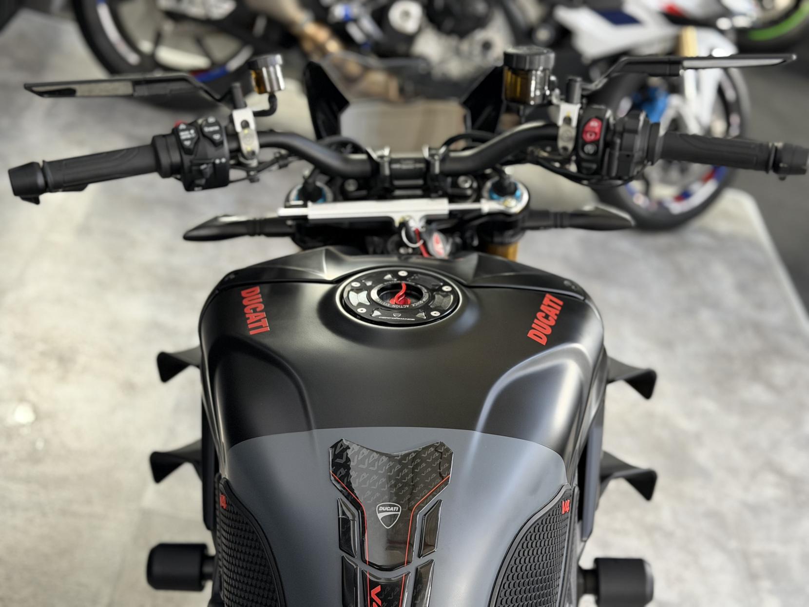 Ducati Streetfighter V4S 1103 Naked Petrol Ducati Quick Shift - EVO 2 Euro 5 (208 ps)