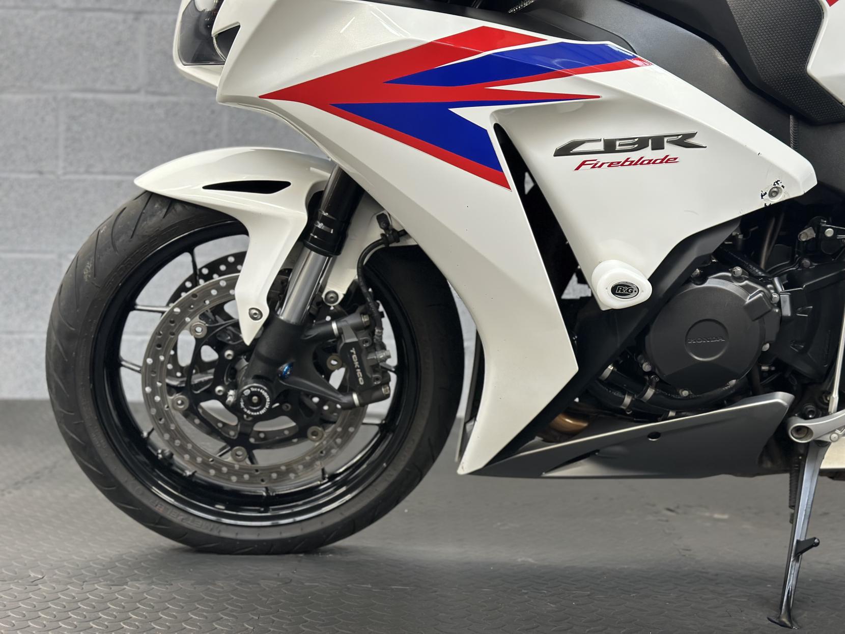 Honda CBR1000RR Fireblade 1000 Super Sports Petrol Manual (178 ps)