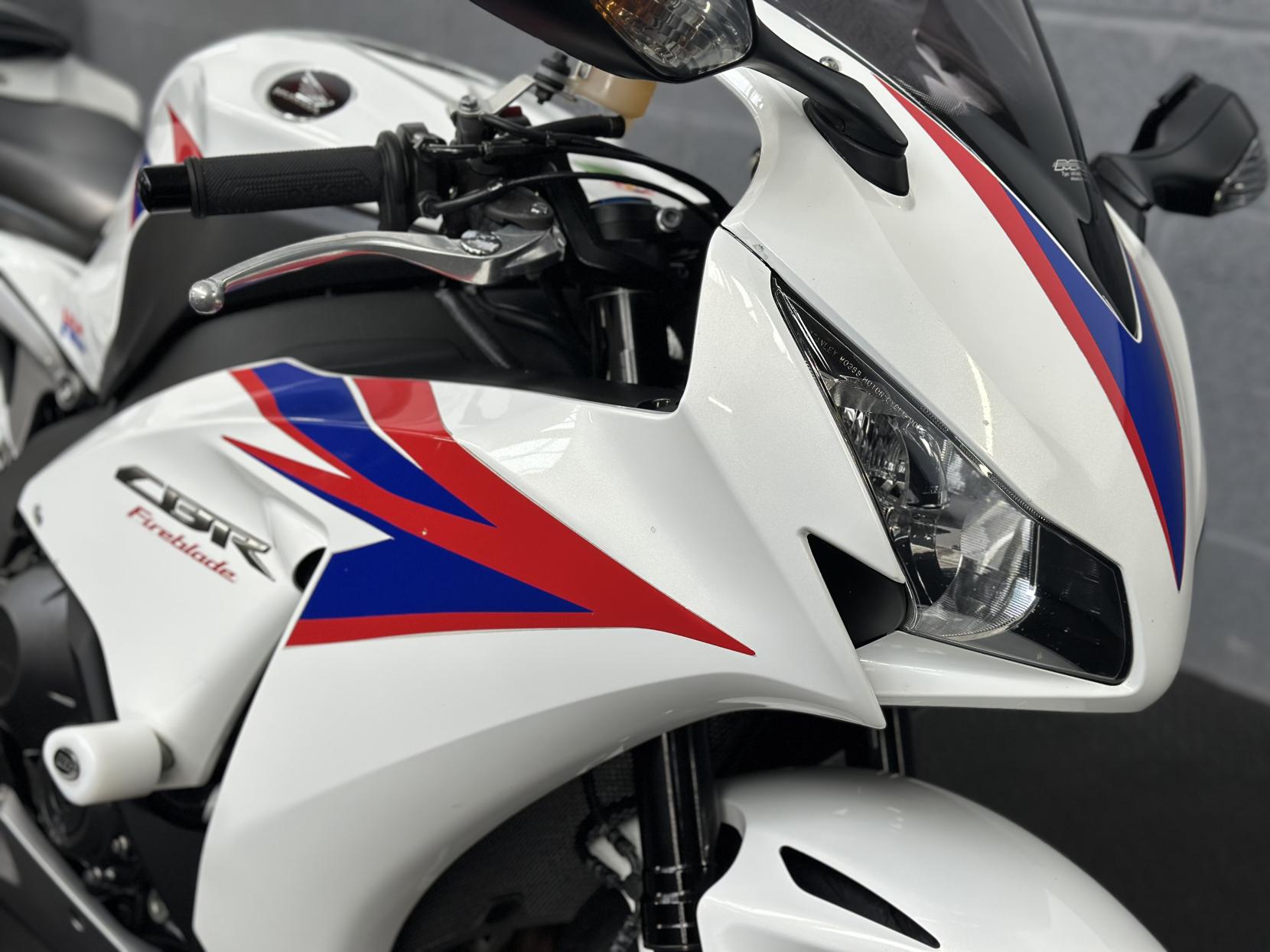 Honda CBR1000RR Fireblade 1000 Super Sports Petrol Manual (178 ps)
