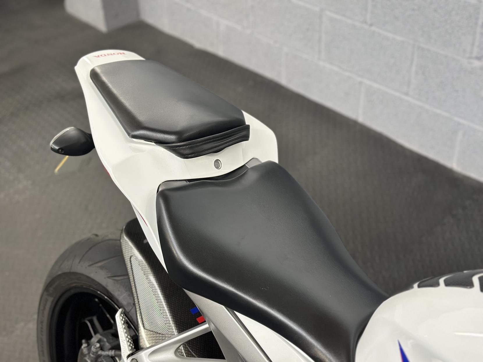 Honda CBR1000RR Fireblade 1000 Super Sports Petrol Manual (178 ps)