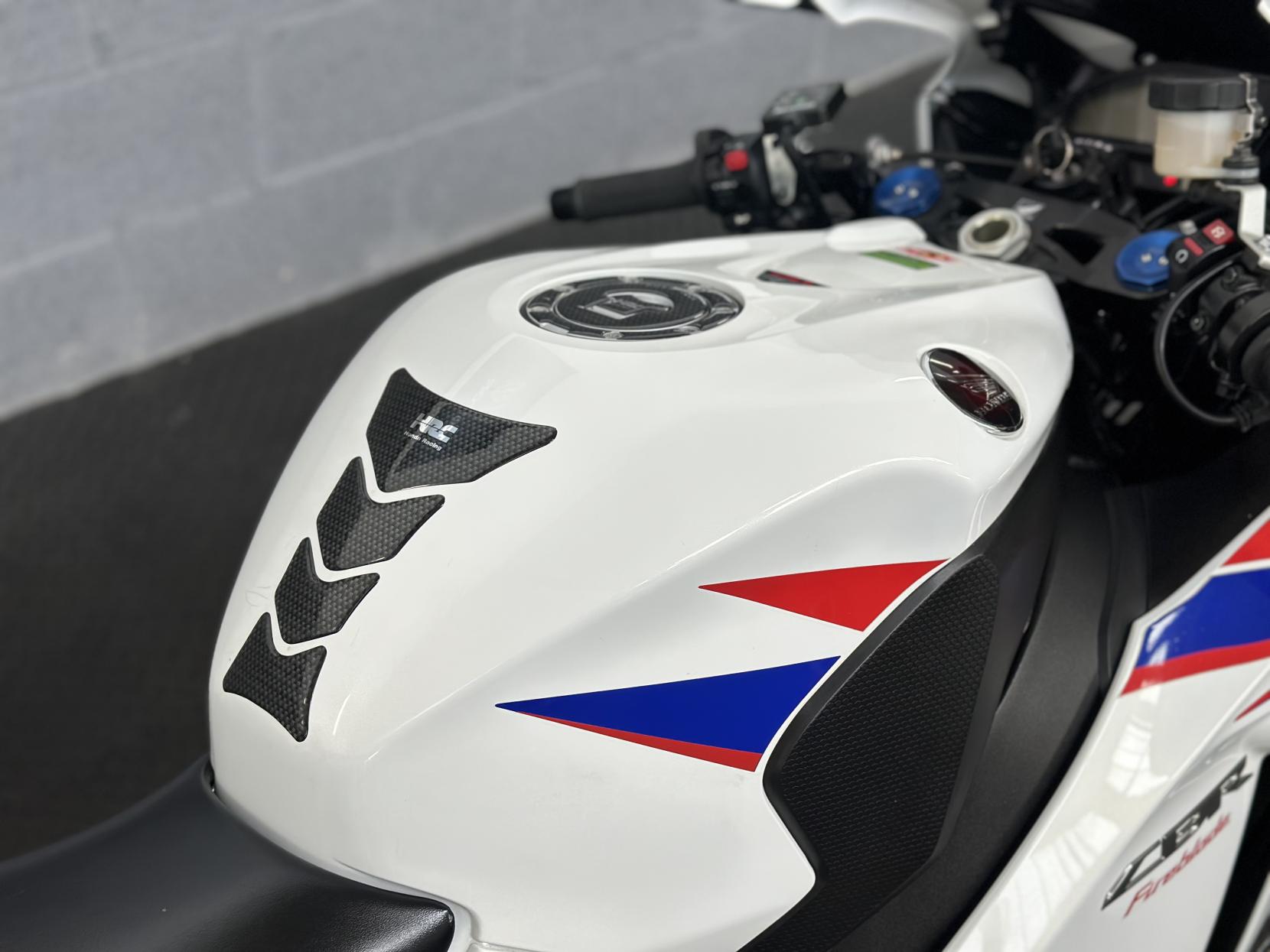 Honda CBR1000RR Fireblade 1000 Super Sports Petrol Manual (178 ps)