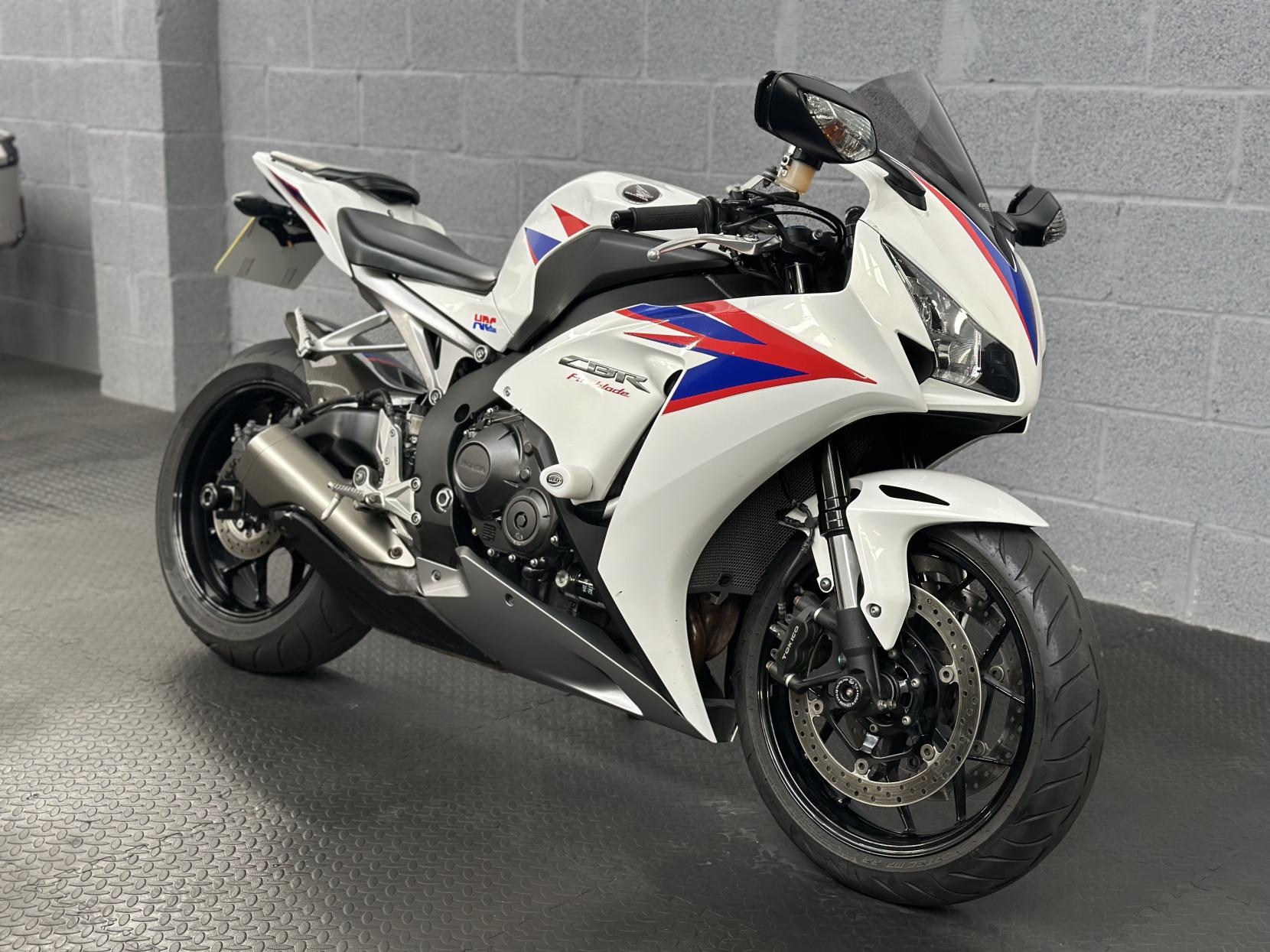 Honda CBR1000RR Fireblade 1000 Super Sports Petrol Manual (178 ps)