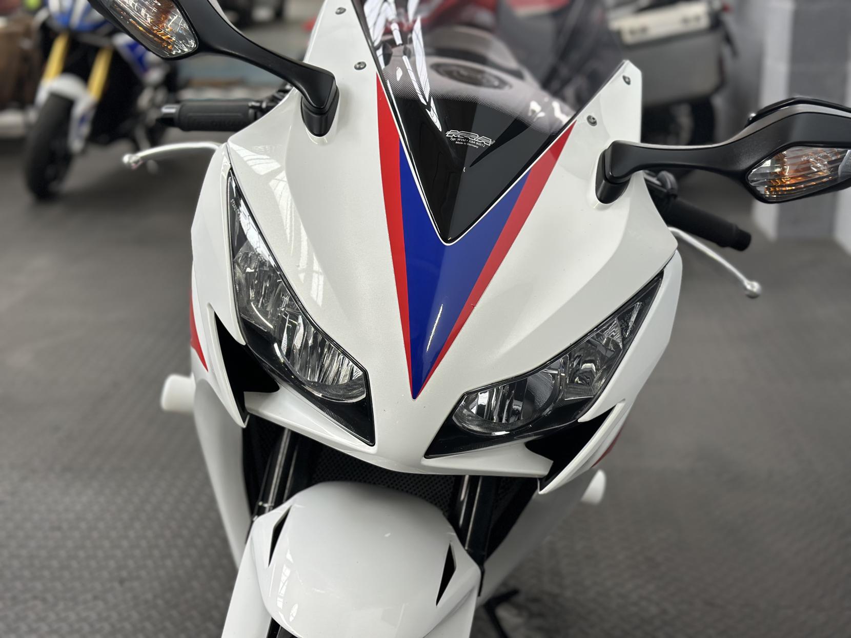 Honda CBR1000RR Fireblade 1000 Super Sports Petrol Manual (178 ps)