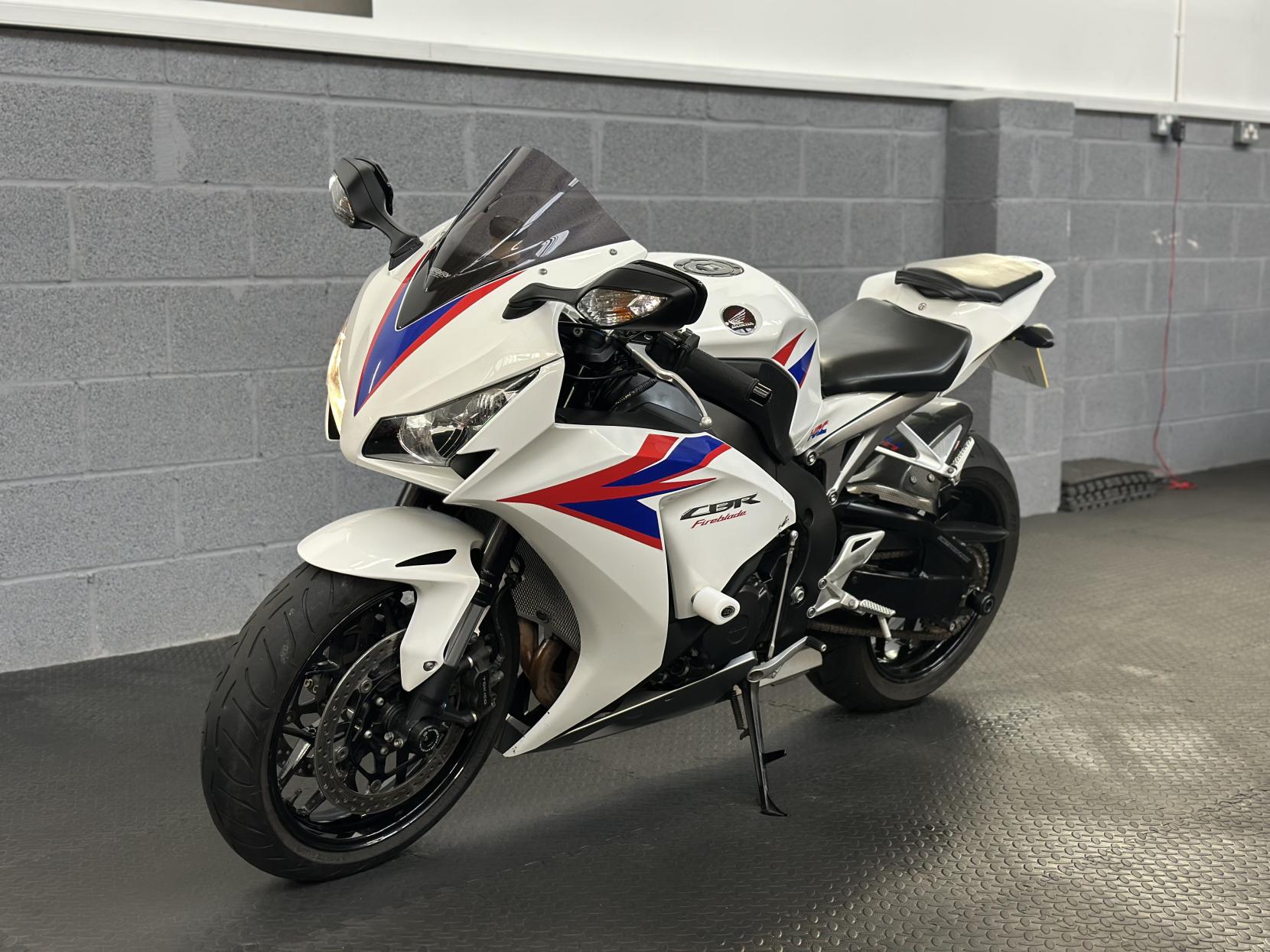 Honda CBR1000RR Fireblade 1000 Super Sports Petrol Manual (178 ps)
