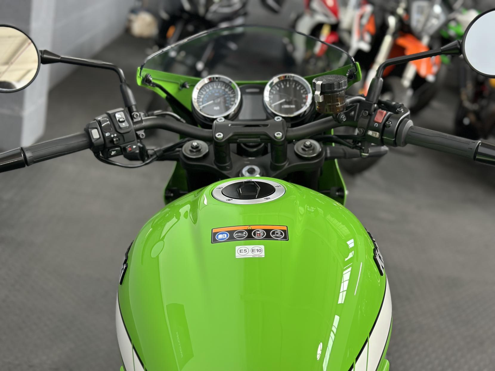 Kawasaki Z900 RS Café 900 Modern Classic Petrol Manual Euro 4 (111 ps)