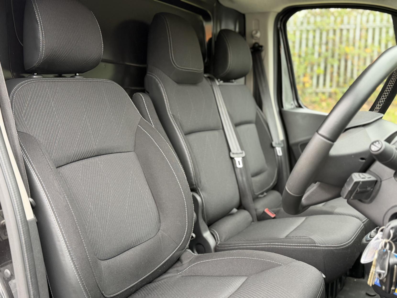 Renault Trafic 2.0 dCi ENERGY 28 Sport Panel Van 5dr Diesel EDC SWB Standard Roof Euro 6 (s/s) (145 ps)