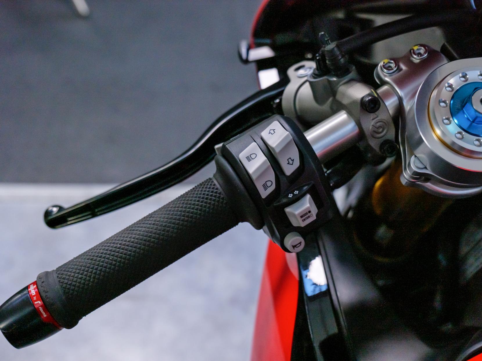 Ducati Panigale V2 955 Super Sports Petrol Manual Euro 5 (155 ps)