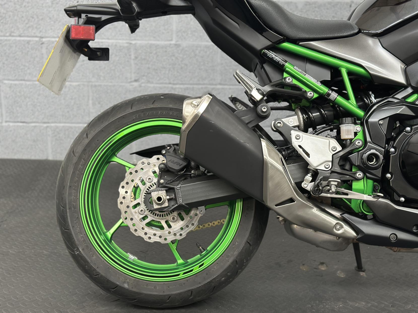 Kawasaki Z900 900 Supernaked Petrol Manual Euro 5 (125 ps)