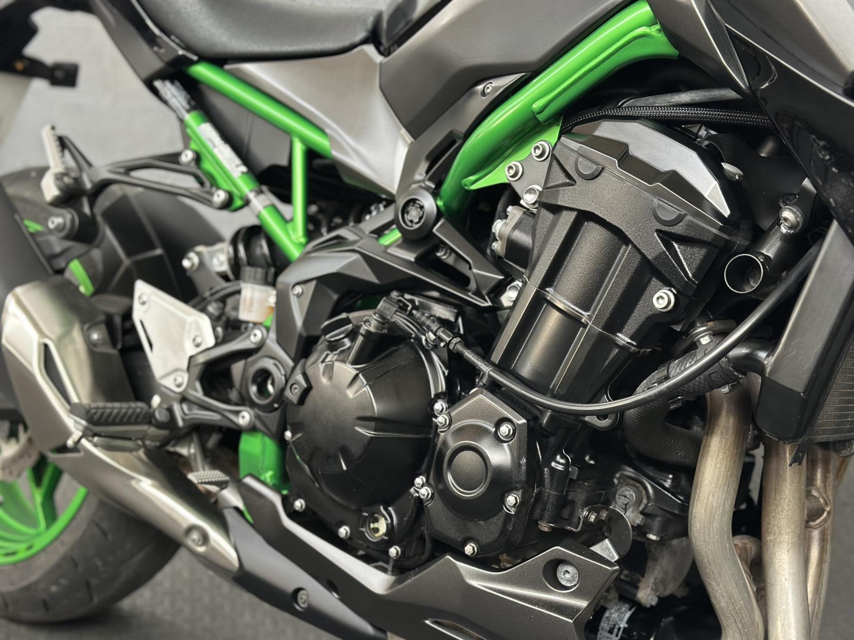 Kawasaki Z900 900 Supernaked Petrol Manual Euro 5 (125 ps)