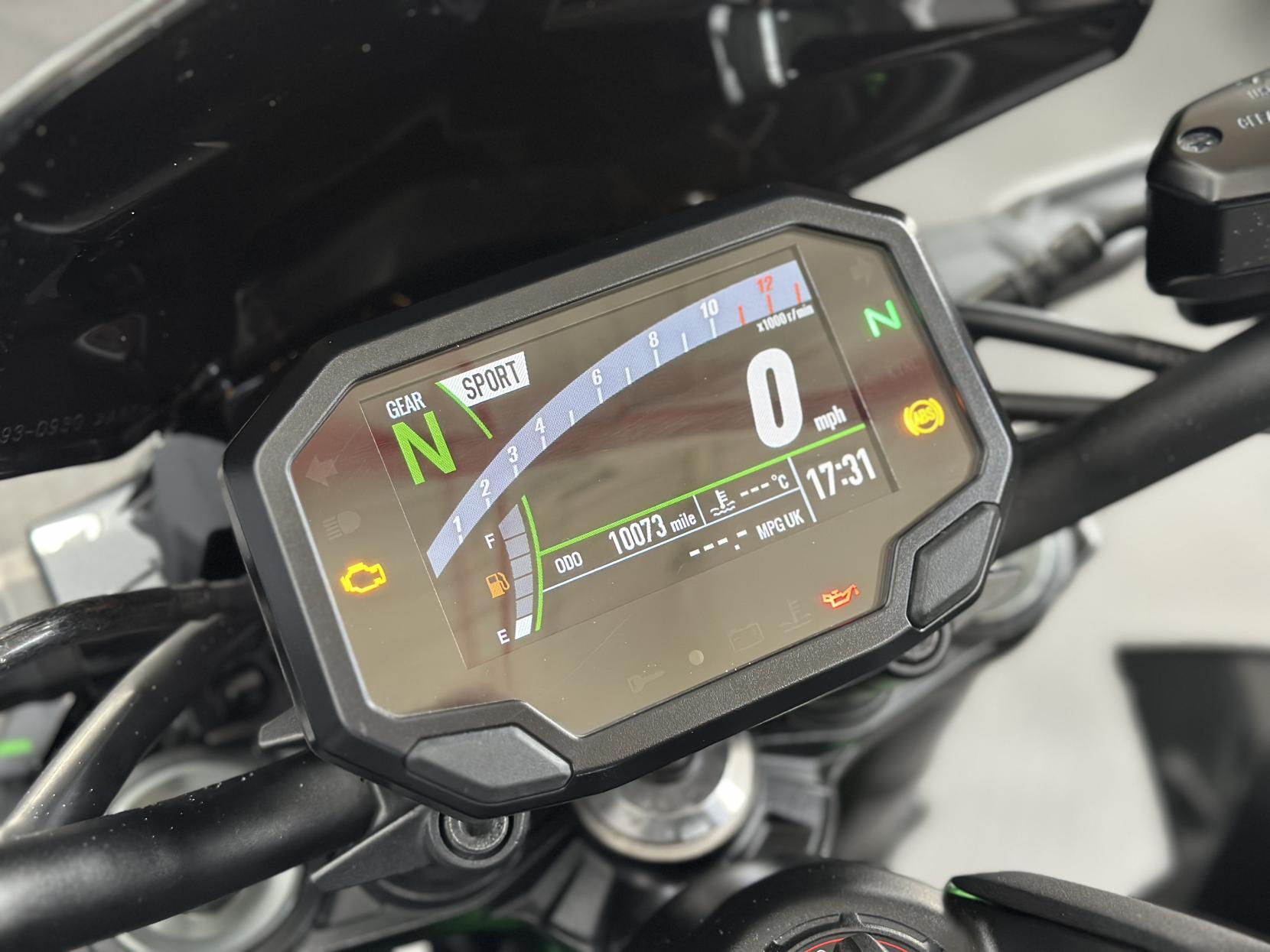 Kawasaki Z900 900 Supernaked Petrol Manual Euro 5 (125 ps)