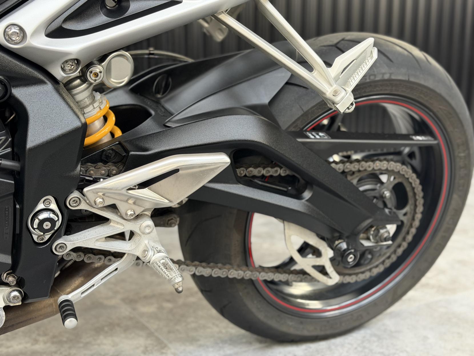 Triumph Street Triple 765 765 RS Naked Petrol Manual X-ring Euro 4 (122 ps)