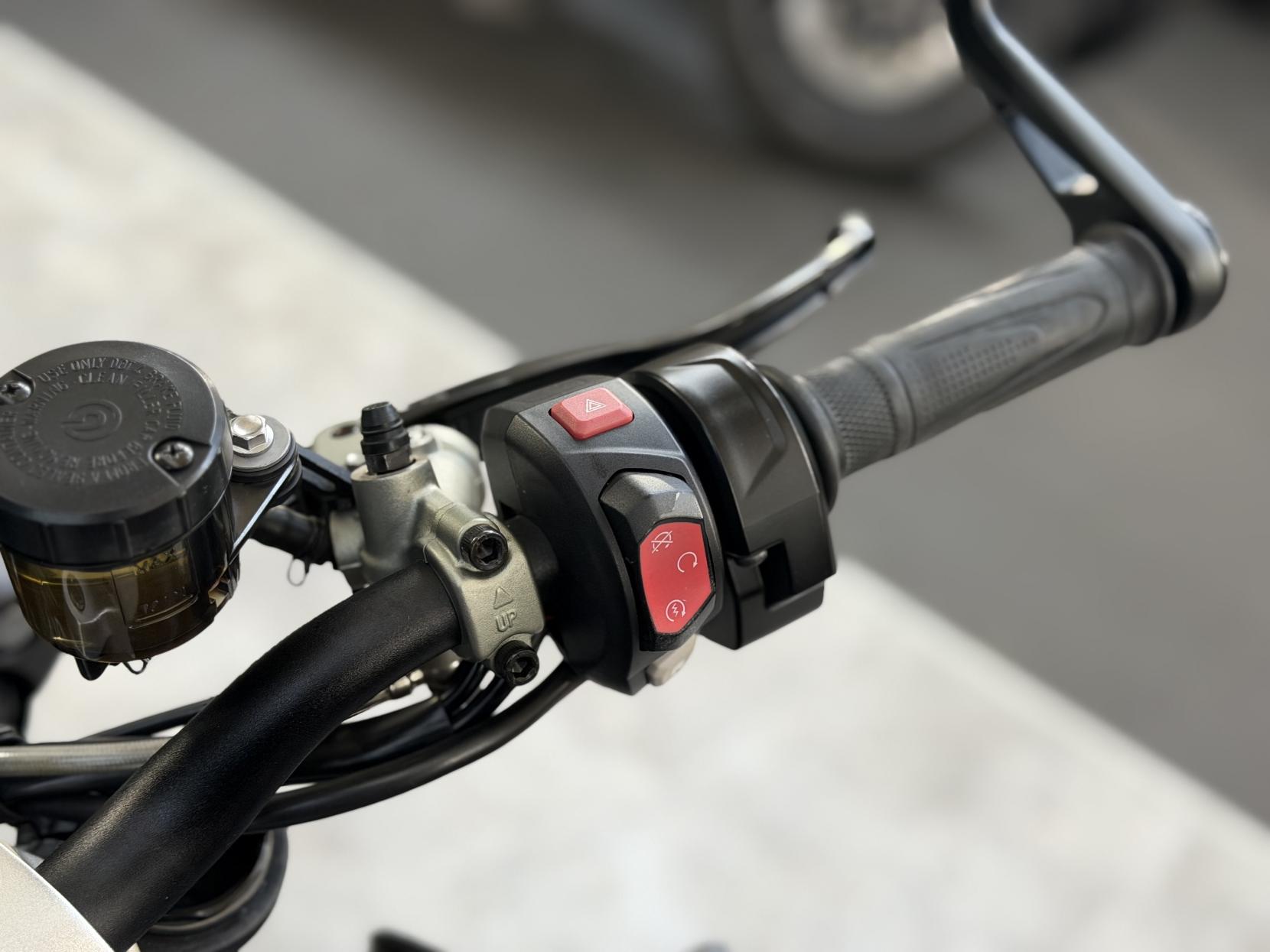 Triumph Street Triple 765 765 RS Naked Petrol Manual X-ring Euro 4 (122 ps)