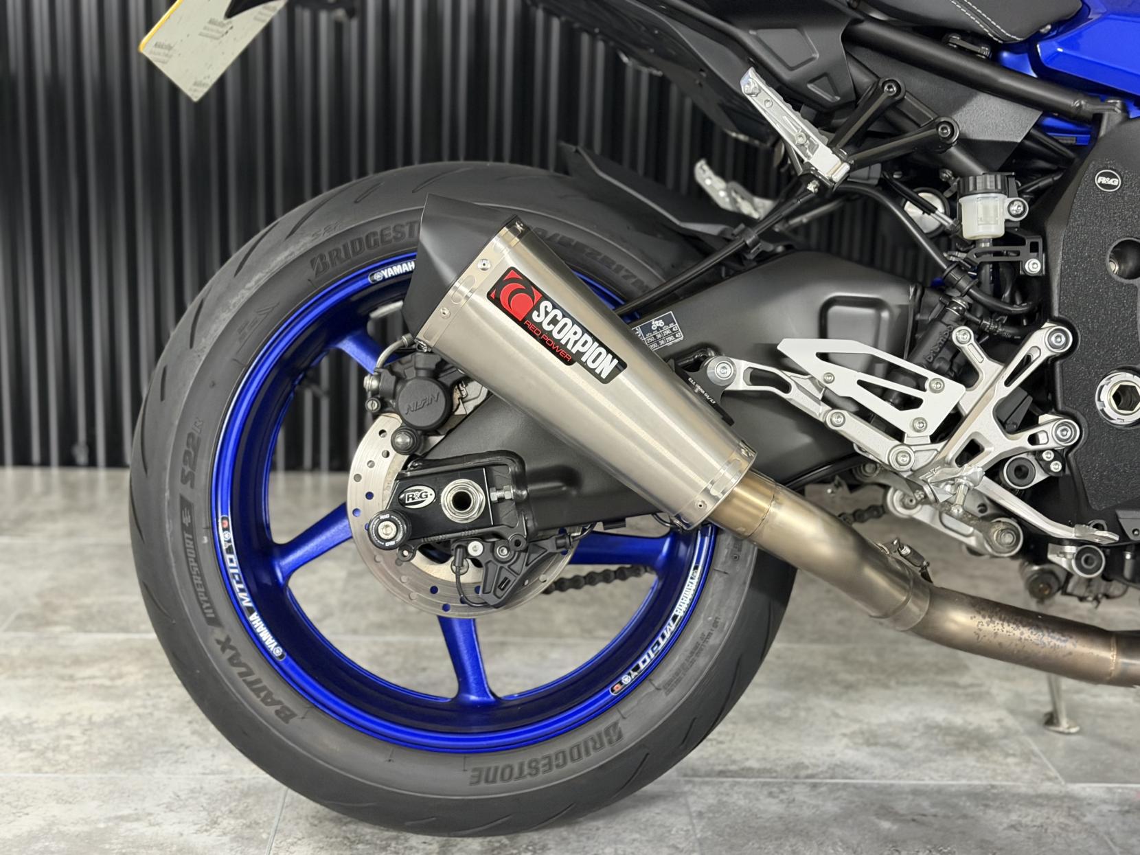 Yamaha MT-10 1000 Hyper-naked Petrol Manual Euro 4 (160 ps)