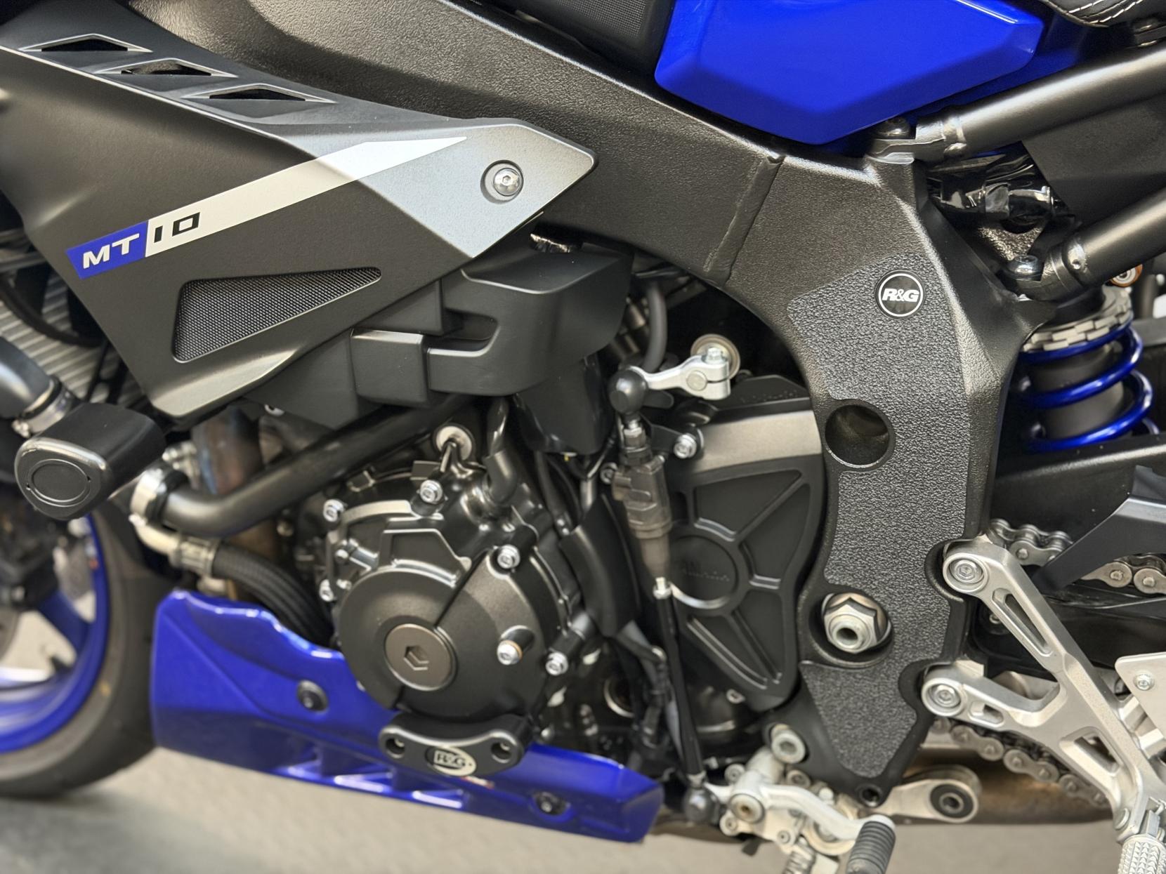 Yamaha MT-10 1000 Hyper-naked Petrol Manual Euro 4 (160 ps)