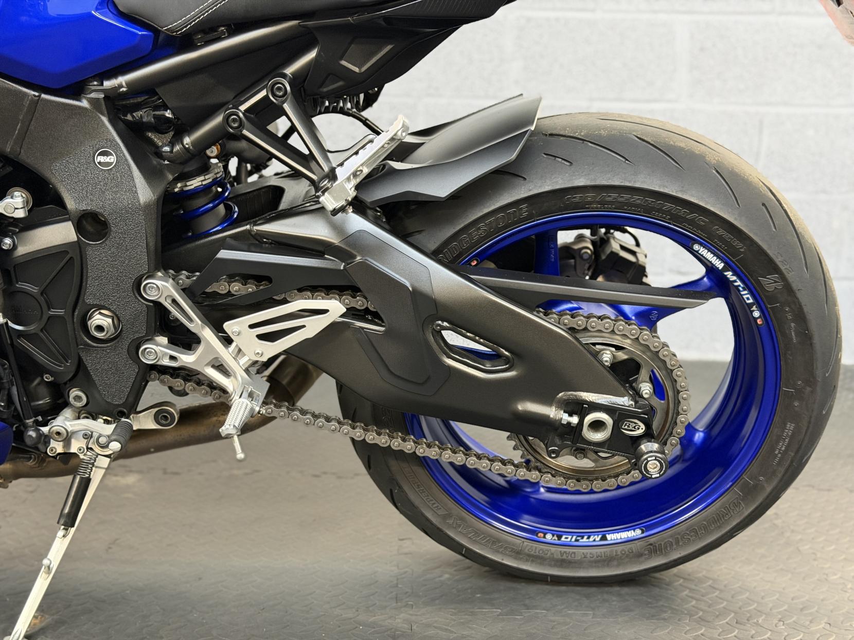 Yamaha MT-10 1000 Hyper-naked Petrol Manual Euro 4 (160 ps)