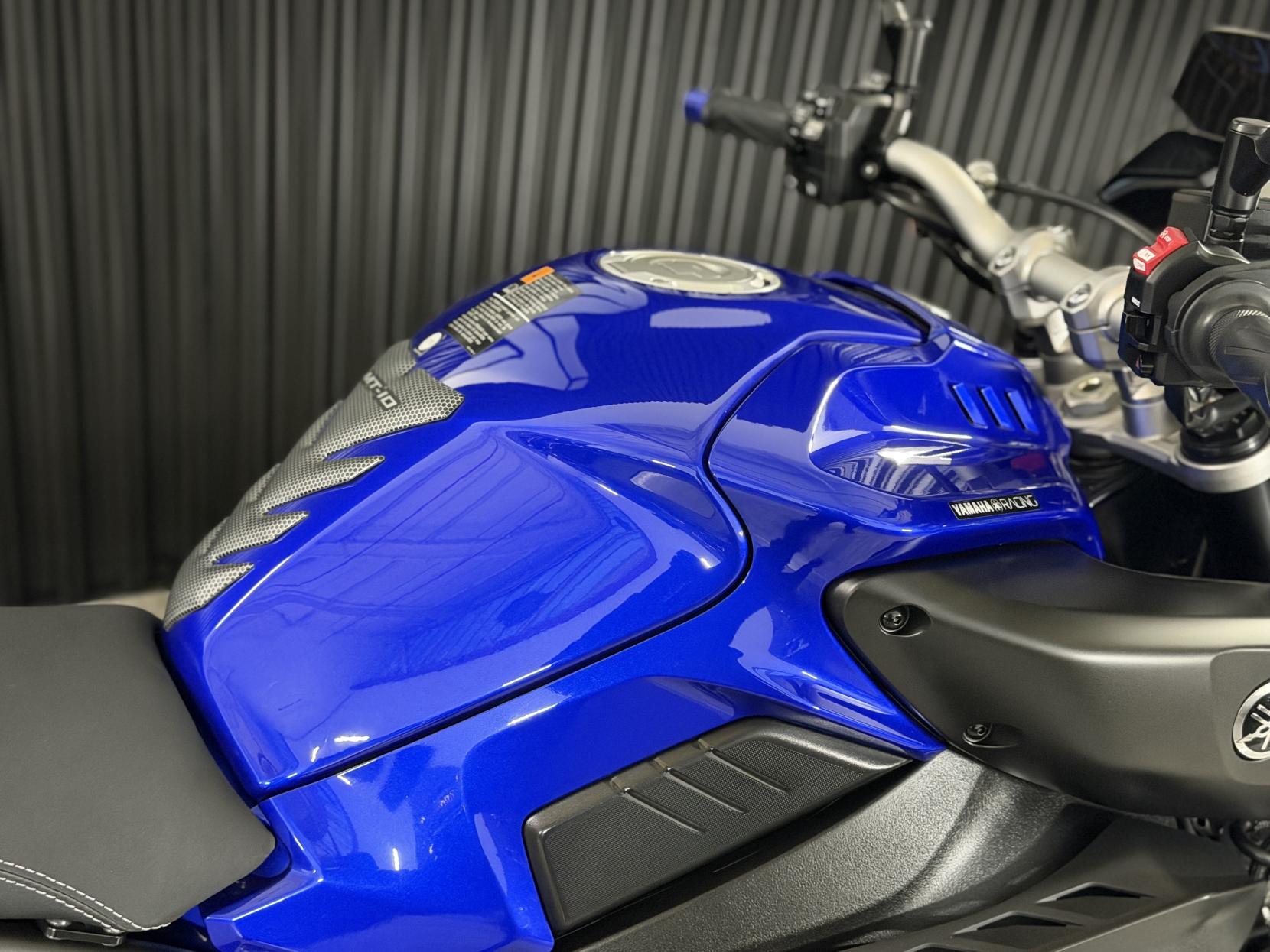 Yamaha MT-10 1000 Hyper-naked Petrol Manual Euro 4 (160 ps)