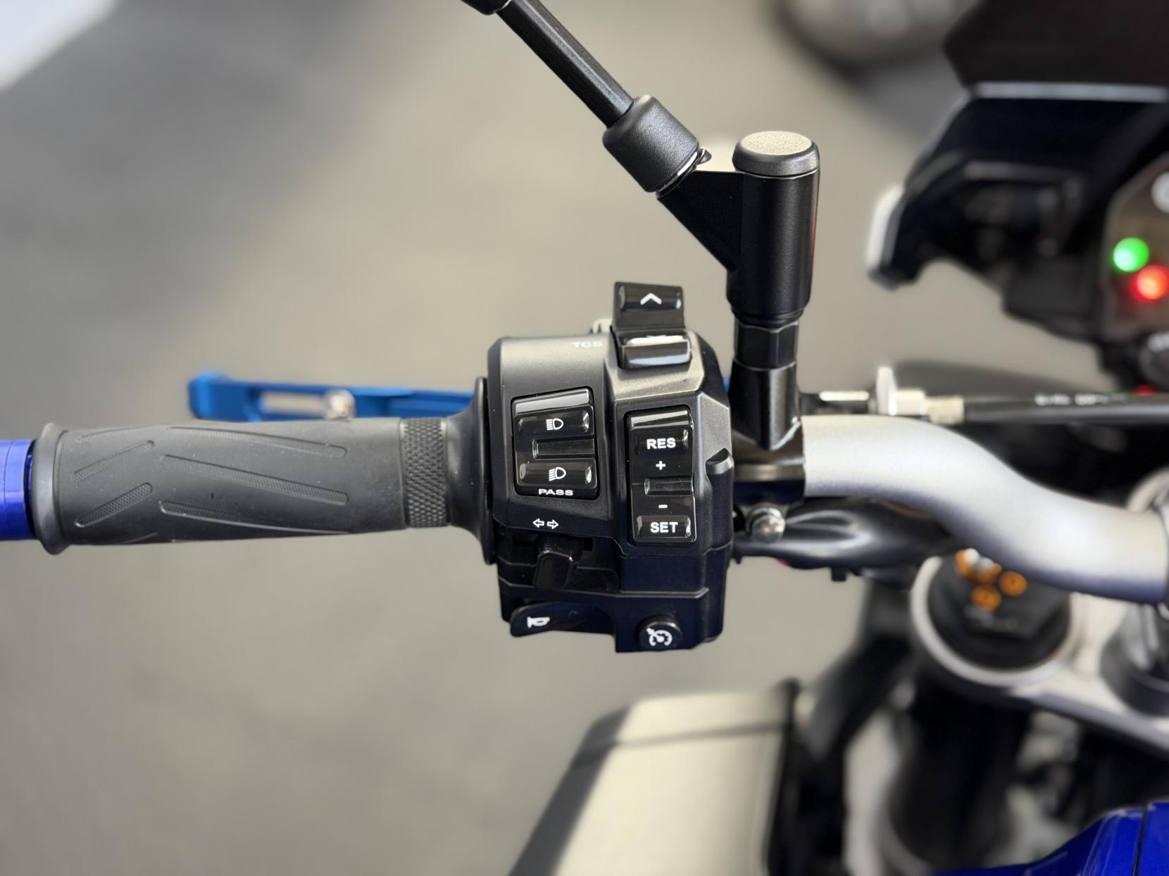Yamaha MT-10 1000 Hyper-naked Petrol Manual Euro 4 (160 ps)