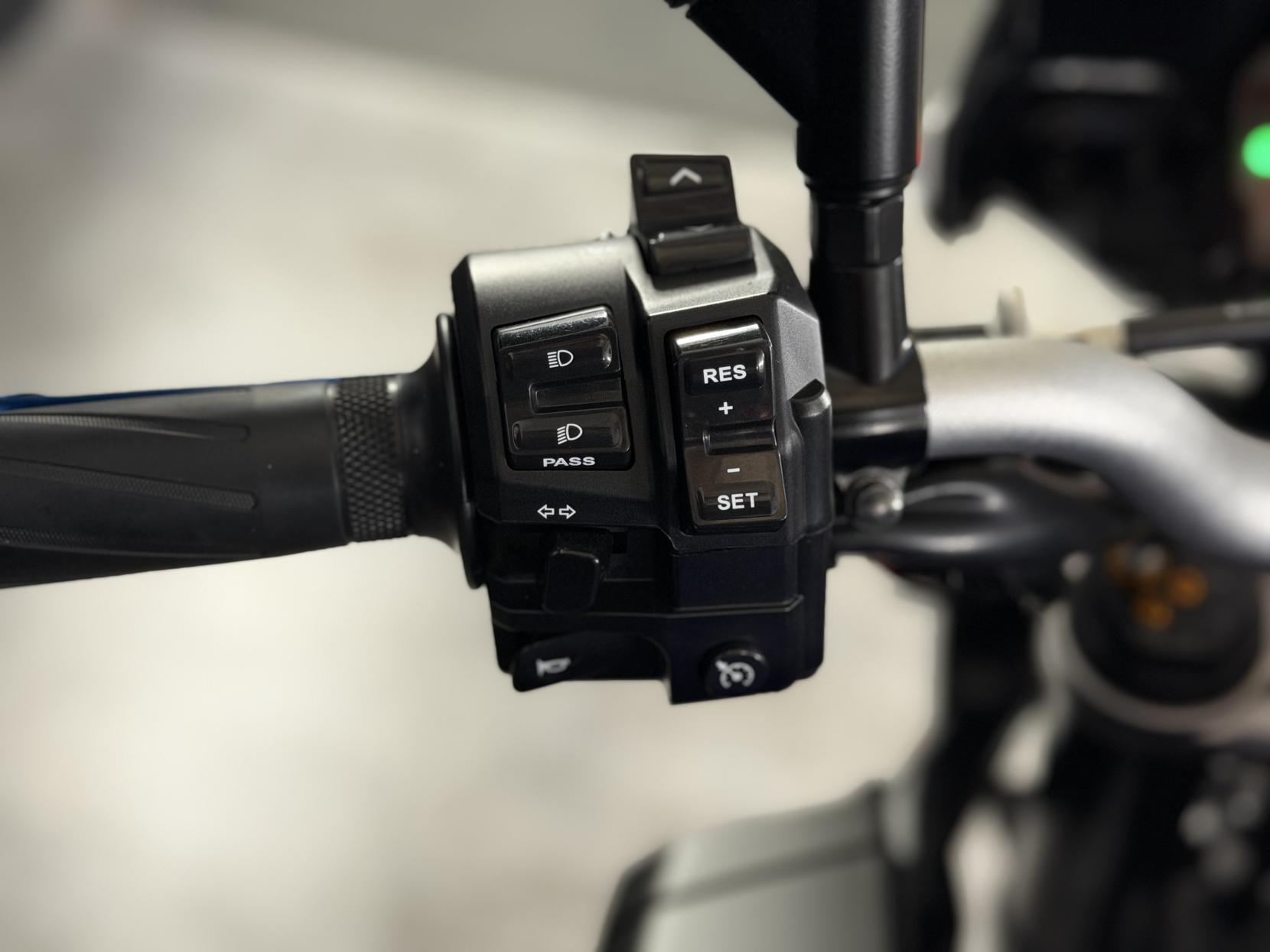 Yamaha MT-10 1000 Hyper-naked Petrol Manual Euro 4 (160 ps)