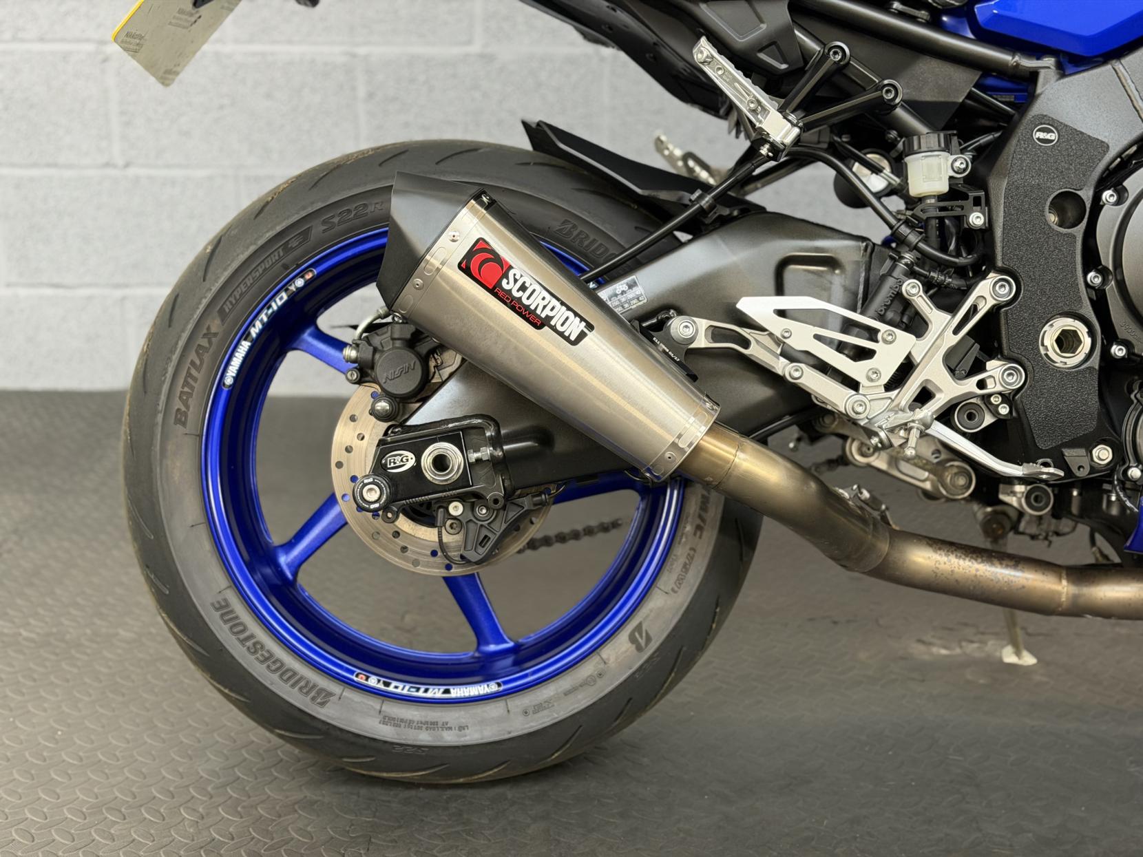 Yamaha MT-10 1000 Hyper-naked Petrol Manual Euro 4 (160 ps)