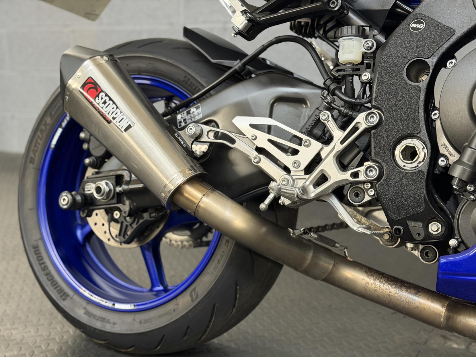 Yamaha MT-10 1000 Hyper-naked Petrol Manual Euro 4 (160 ps)