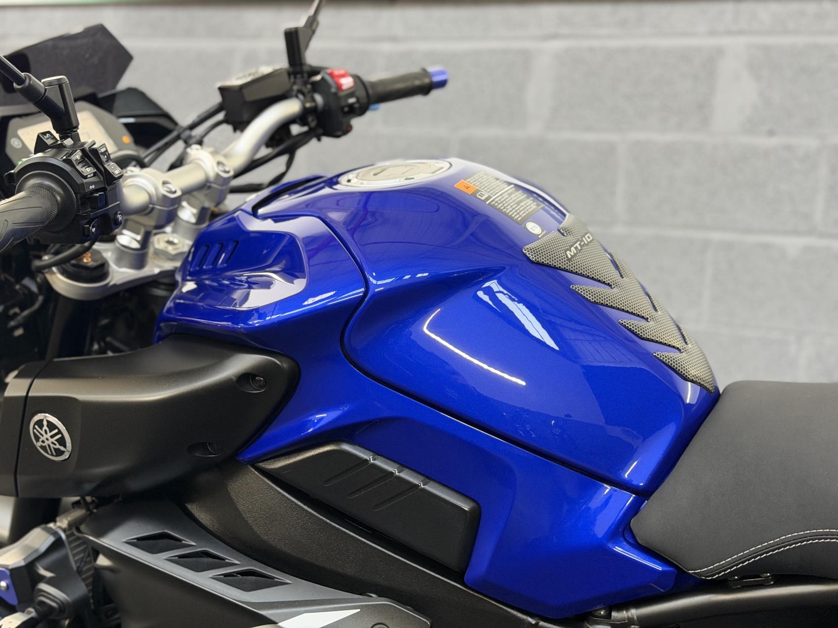 Yamaha MT-10 1000 Hyper-naked Petrol Manual Euro 4 (160 ps)