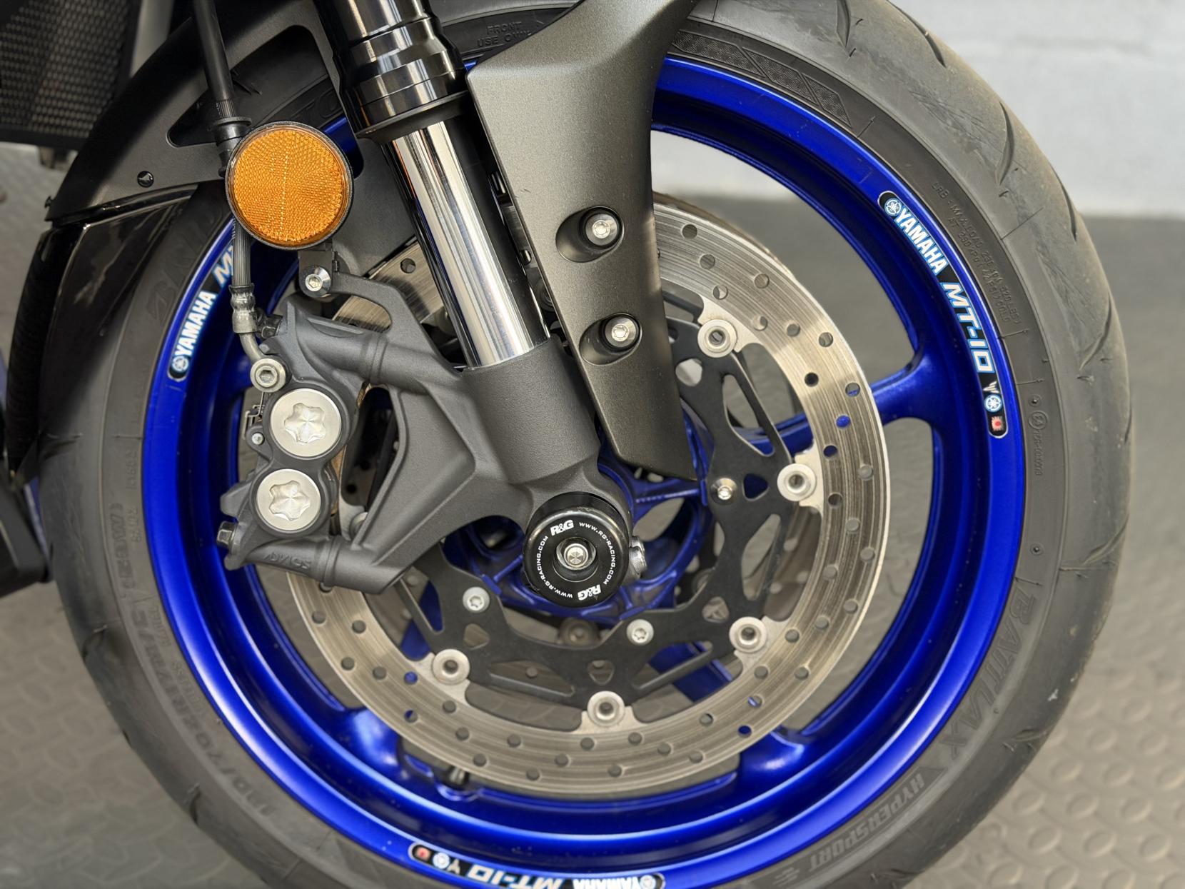 Yamaha MT-10 1000 Hyper-naked Petrol Manual Euro 4 (160 ps)