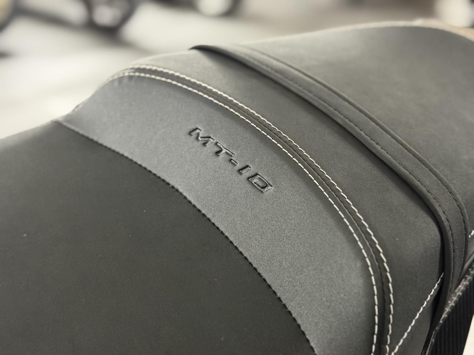 Yamaha MT-10 1000 Hyper-naked Petrol Manual Euro 4 (160 ps)