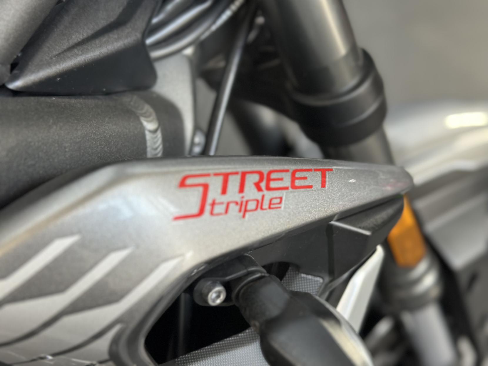 Triumph Street Triple 765 765 RS Naked Petrol Manual X-ring Euro 5 (124 ps)