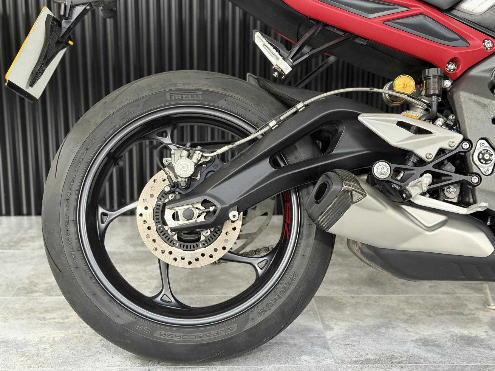 Triumph Street Triple 765 765 RS Naked Petrol Manual X-ring Euro 5 (124 ps)