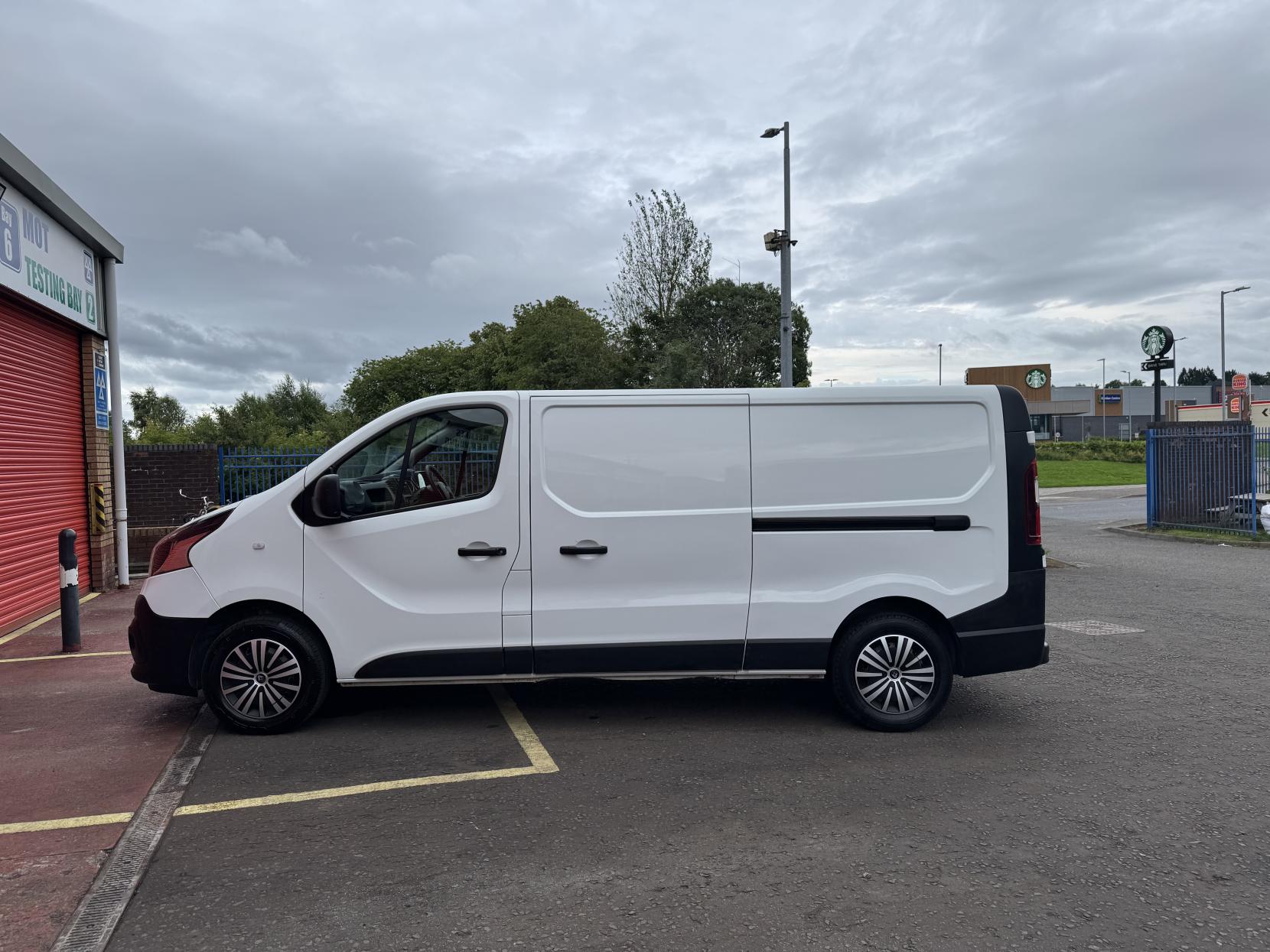 Renault Trafic 2.0 dCi ENERGY 30 Business Panel Van 5dr Diesel Manual LWB Standard Roof Euro 6 (s/s) (120 ps)