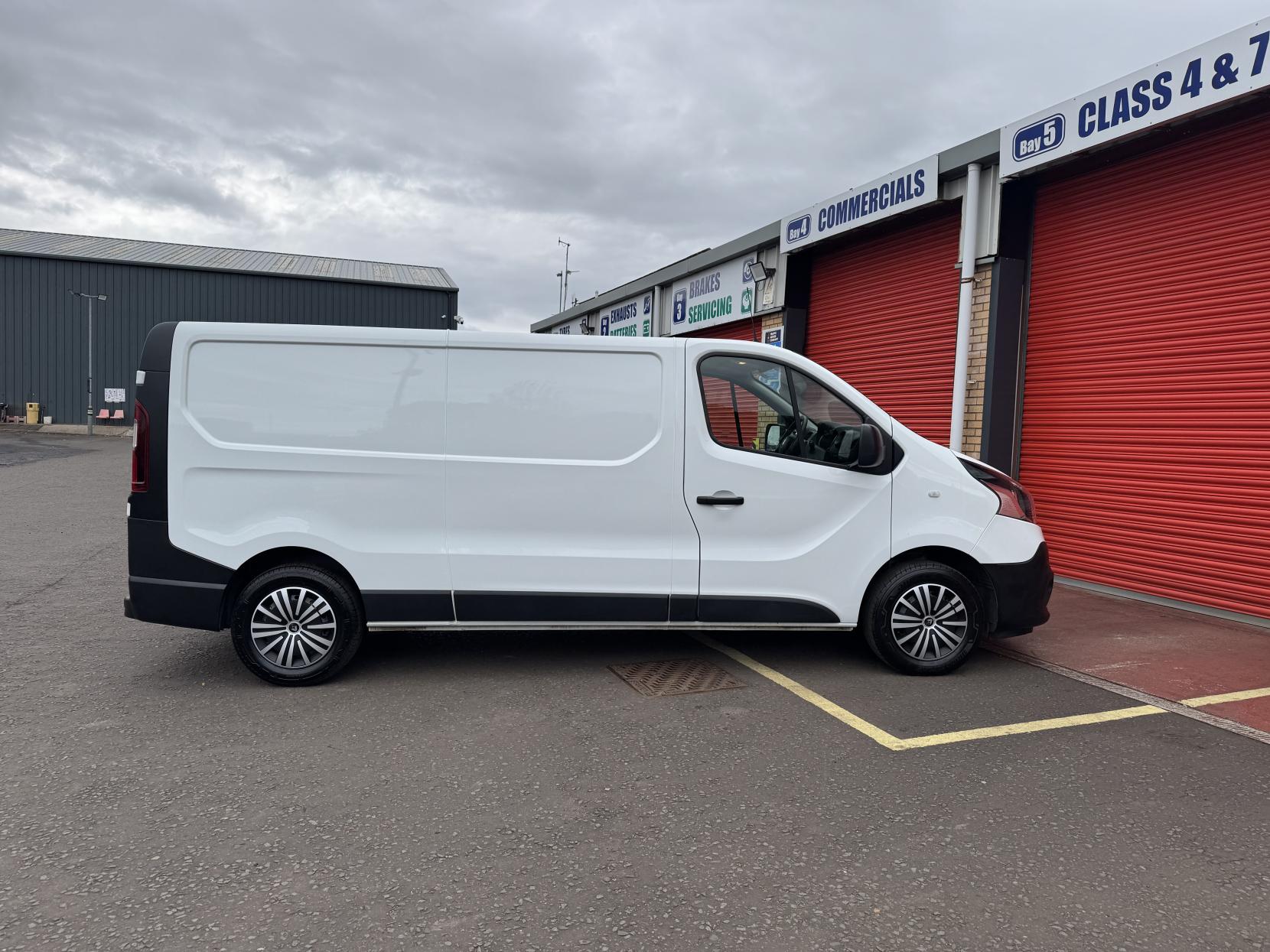 Renault Trafic 2.0 dCi ENERGY 30 Business Panel Van 5dr Diesel Manual LWB Standard Roof Euro 6 (s/s) (120 ps)