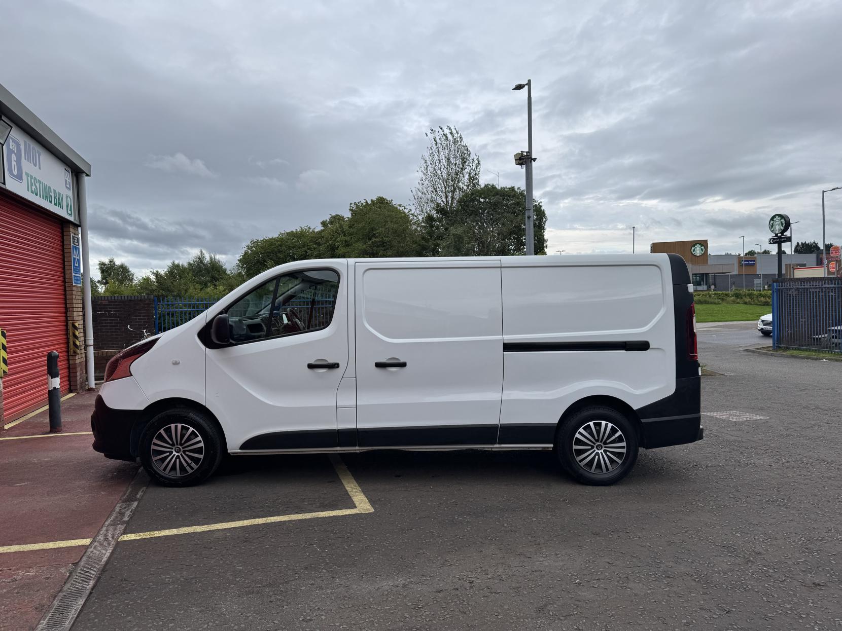 Renault Trafic 2.0 dCi ENERGY 30 Business Panel Van 5dr Diesel Manual LWB Standard Roof Euro 6 (s/s) (120 ps)