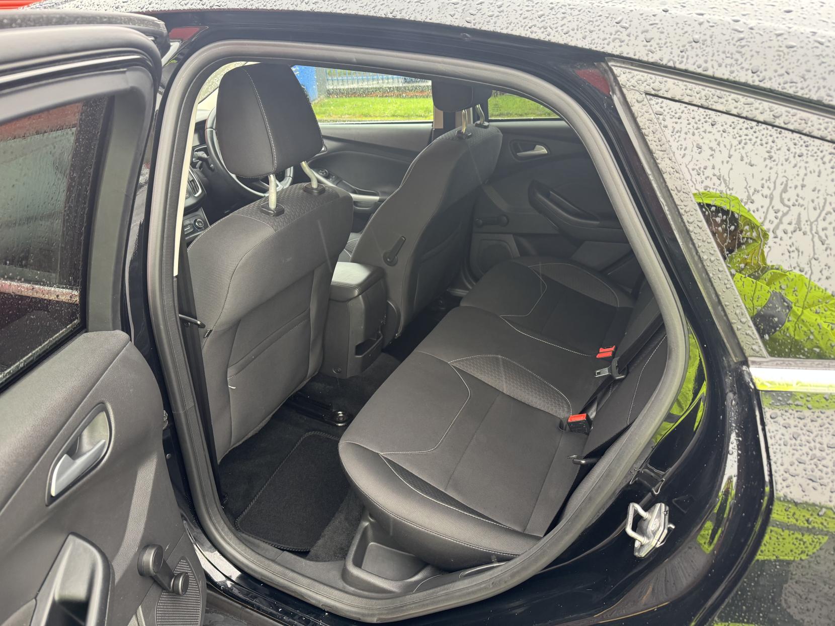 Ford Focus 1.0T EcoBoost Zetec Hatchback 5dr Petrol Manual Euro 6 (s/s) (125 ps)