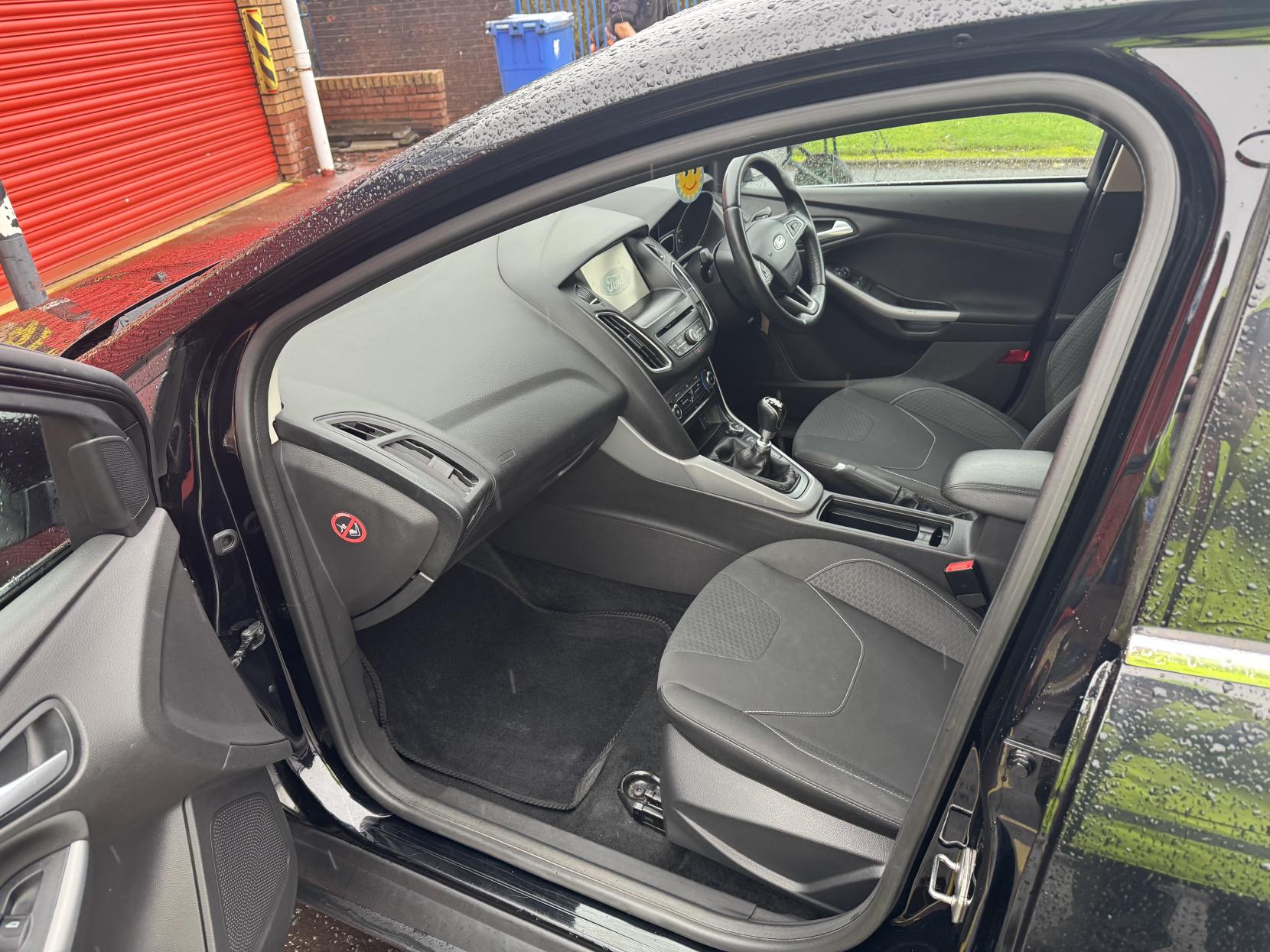 Ford Focus 1.0T EcoBoost Zetec Hatchback 5dr Petrol Manual Euro 6 (s/s) (125 ps)