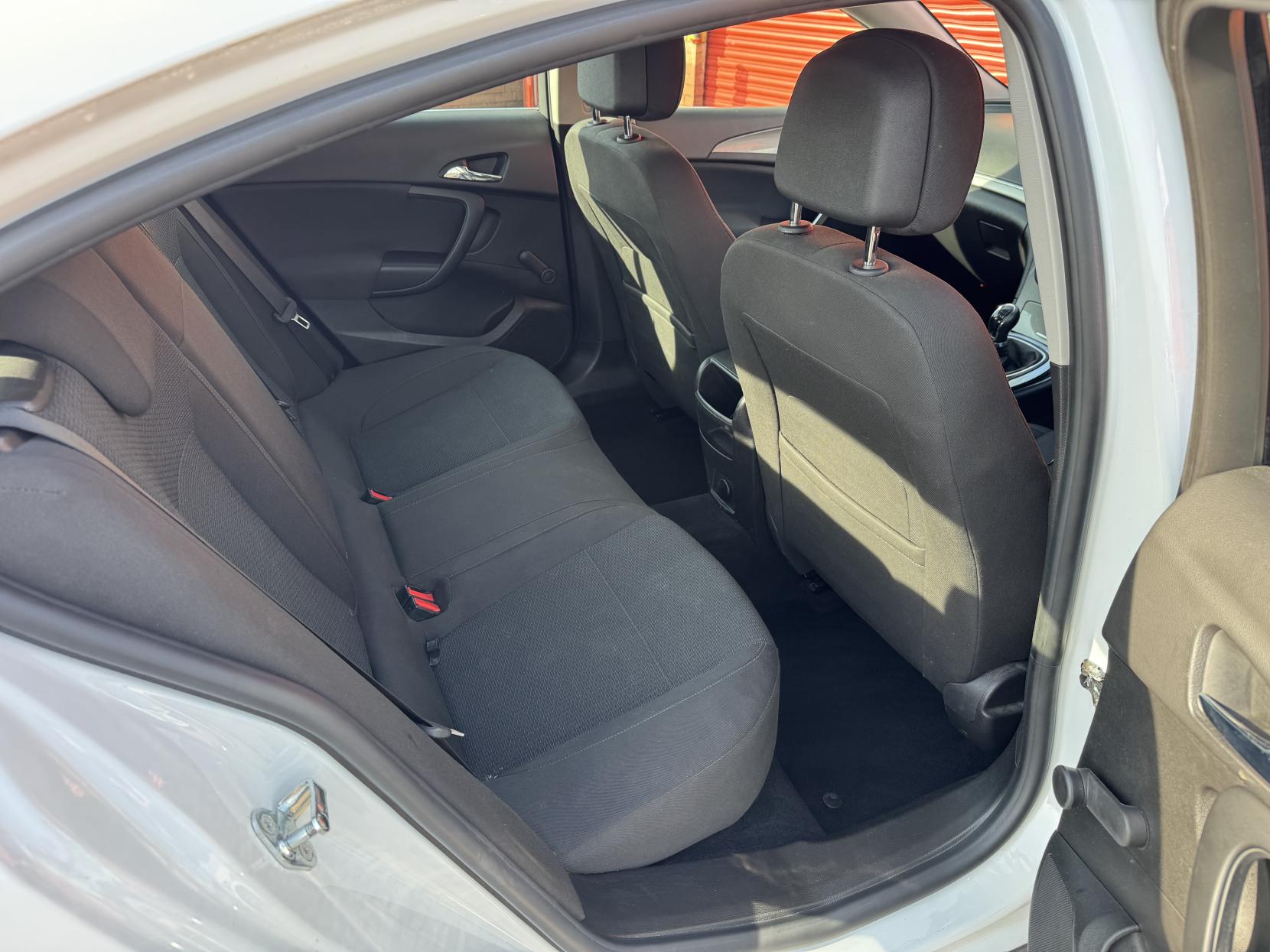 Vauxhall Insignia 2.0 CDTi ecoFLEX Design Nav Hatchback 5dr Diesel Manual Euro 5 (s/s) (140 ps)