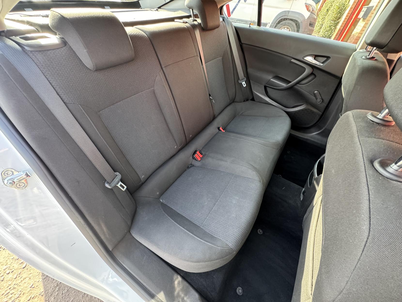 Vauxhall Insignia 2.0 CDTi ecoFLEX Design Nav Hatchback 5dr Diesel Manual Euro 5 (s/s) (140 ps)