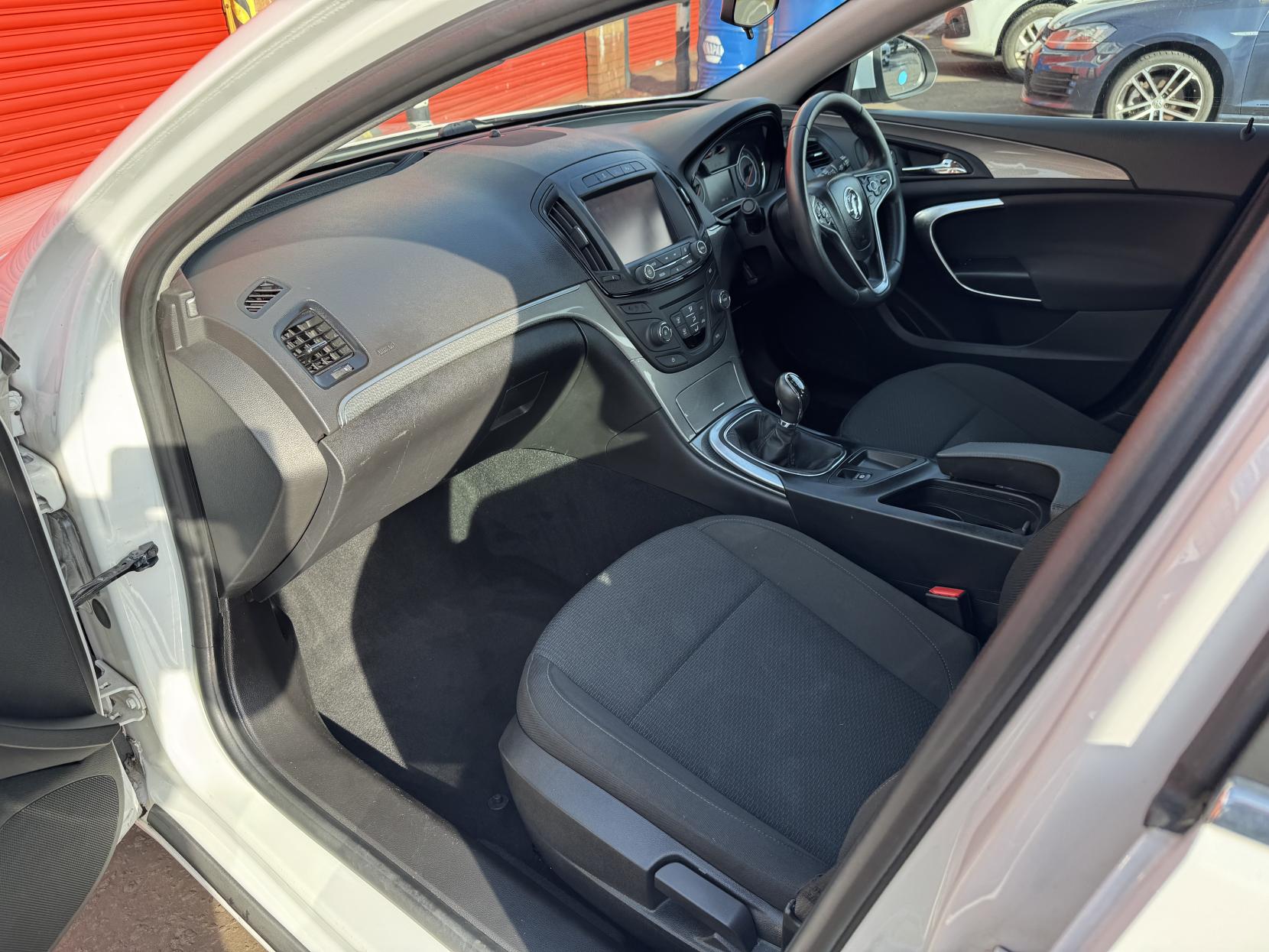 Vauxhall Insignia 2.0 CDTi ecoFLEX Design Nav Hatchback 5dr Diesel Manual Euro 5 (s/s) (140 ps)