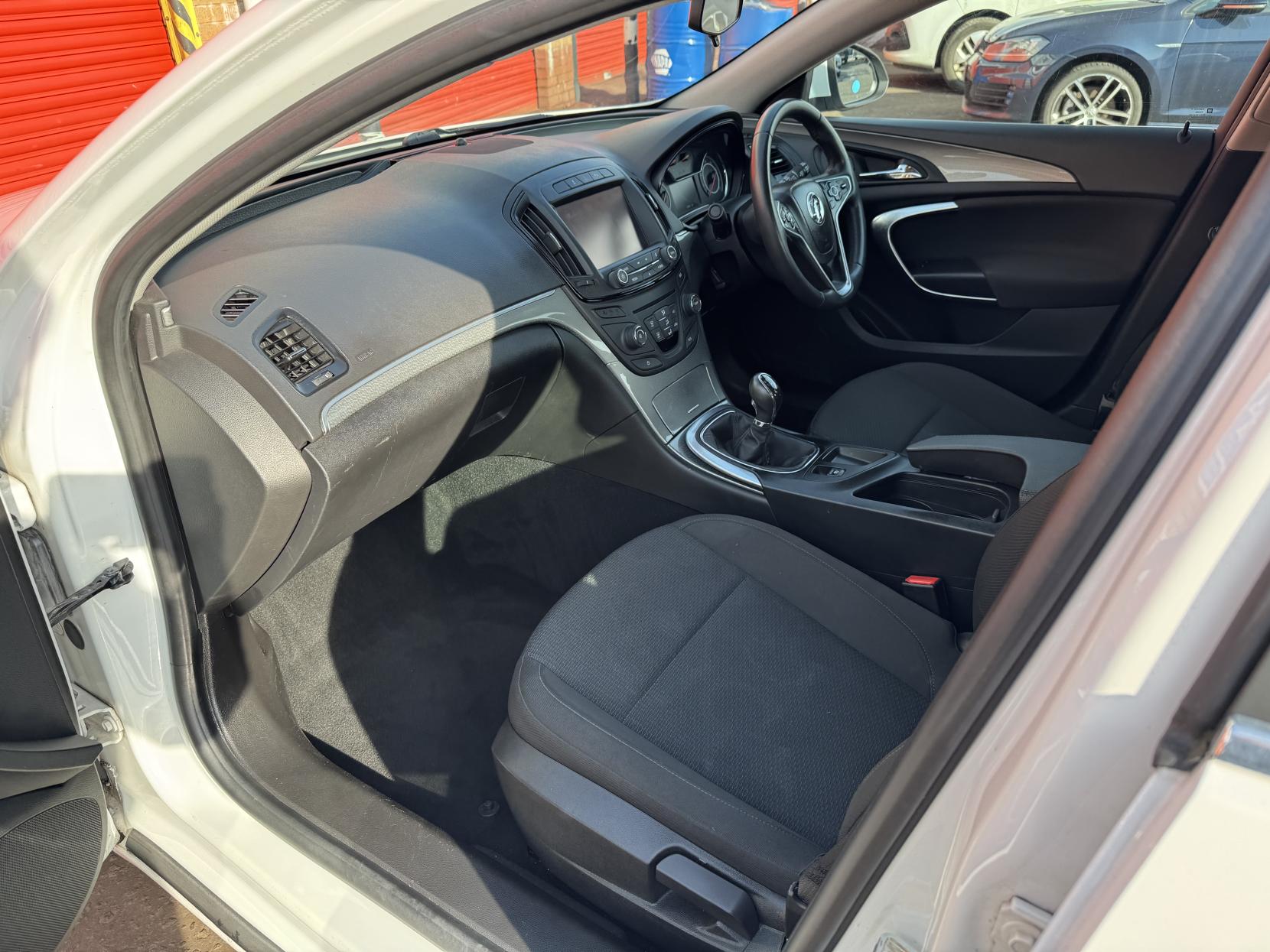 Vauxhall Insignia 2.0 CDTi ecoFLEX Design Nav Hatchback 5dr Diesel Manual Euro 5 (s/s) (140 ps)