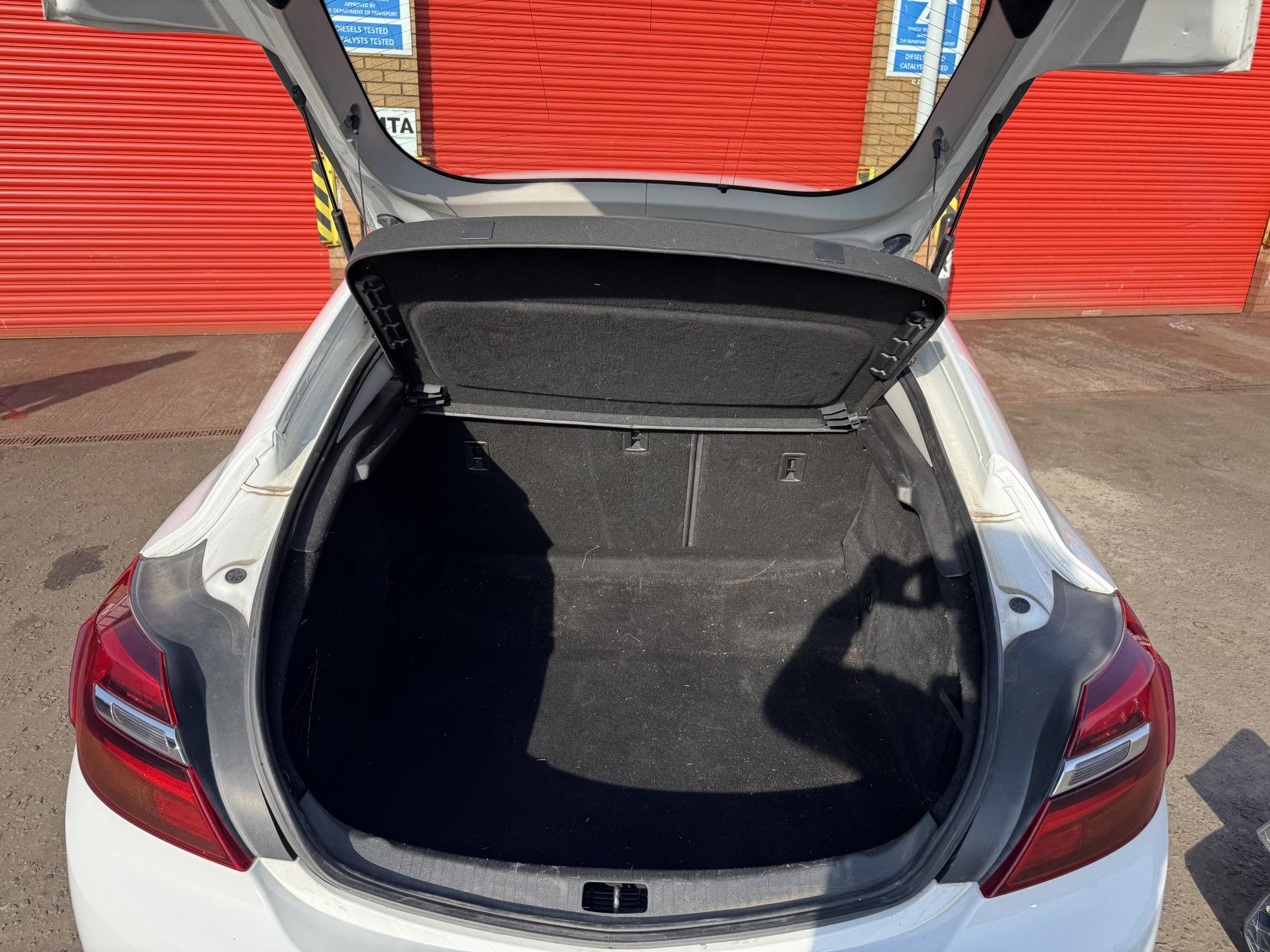 Vauxhall Insignia 2.0 CDTi ecoFLEX Design Nav Hatchback 5dr Diesel Manual Euro 5 (s/s) (140 ps)