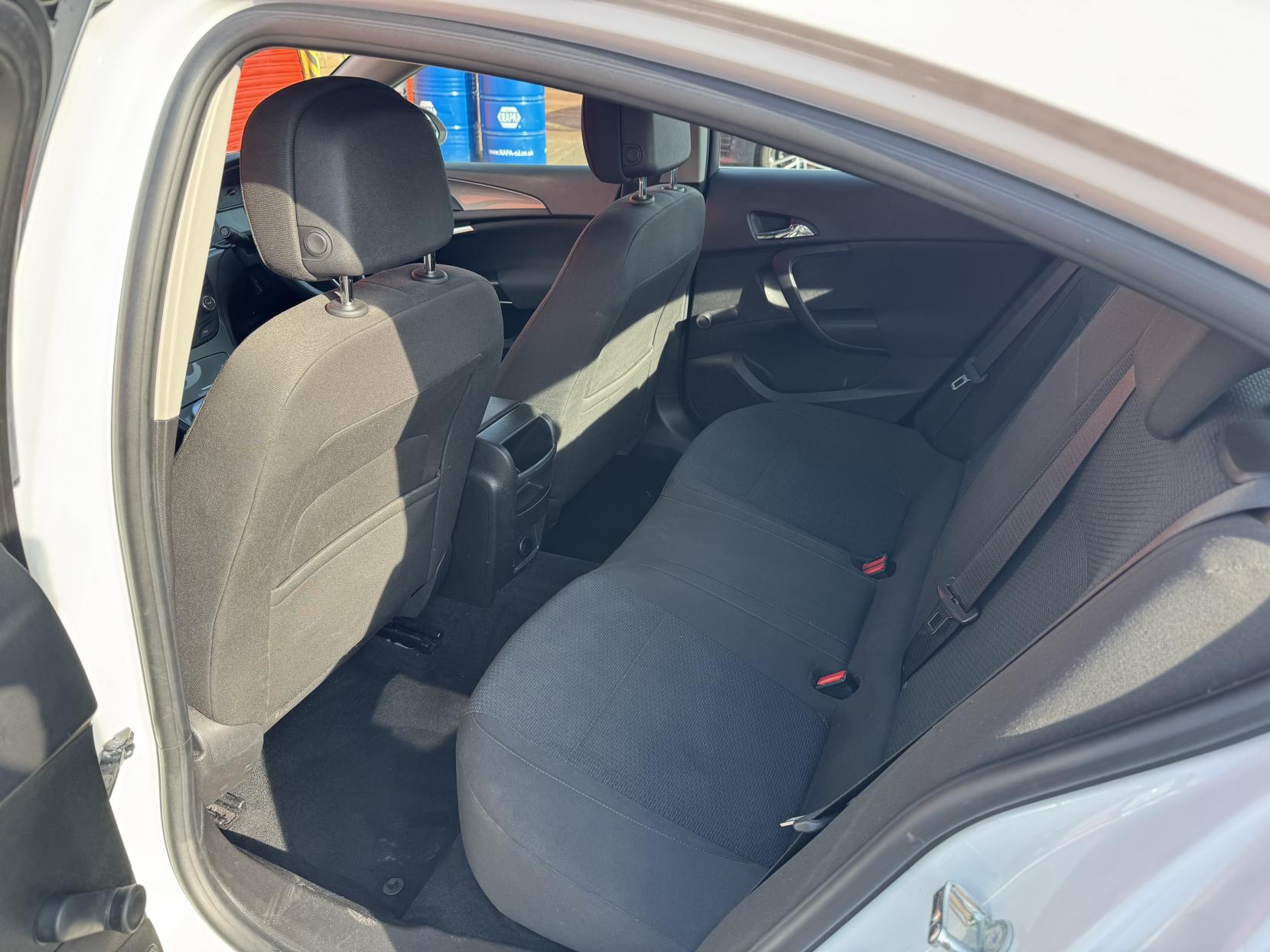 Vauxhall Insignia 2.0 CDTi ecoFLEX Design Nav Hatchback 5dr Diesel Manual Euro 5 (s/s) (140 ps)