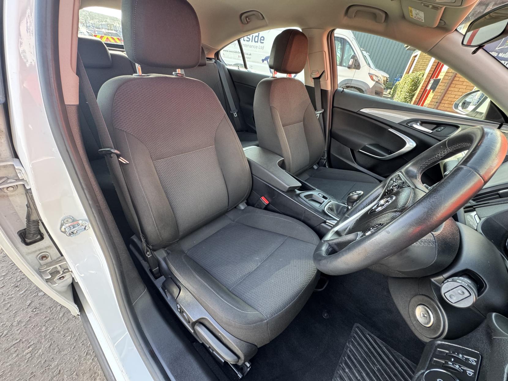 Vauxhall Insignia 2.0 CDTi ecoFLEX Design Nav Hatchback 5dr Diesel Manual Euro 5 (s/s) (140 ps)