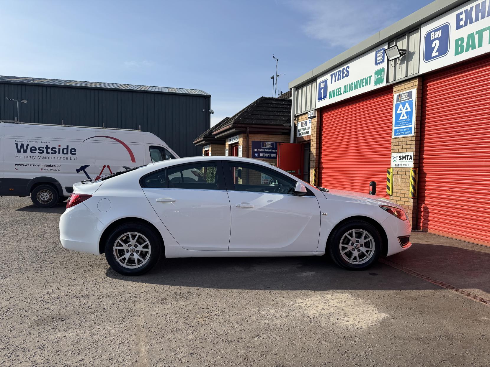 Vauxhall Insignia 2.0 CDTi ecoFLEX Design Nav Hatchback 5dr Diesel Manual Euro 5 (s/s) (140 ps)