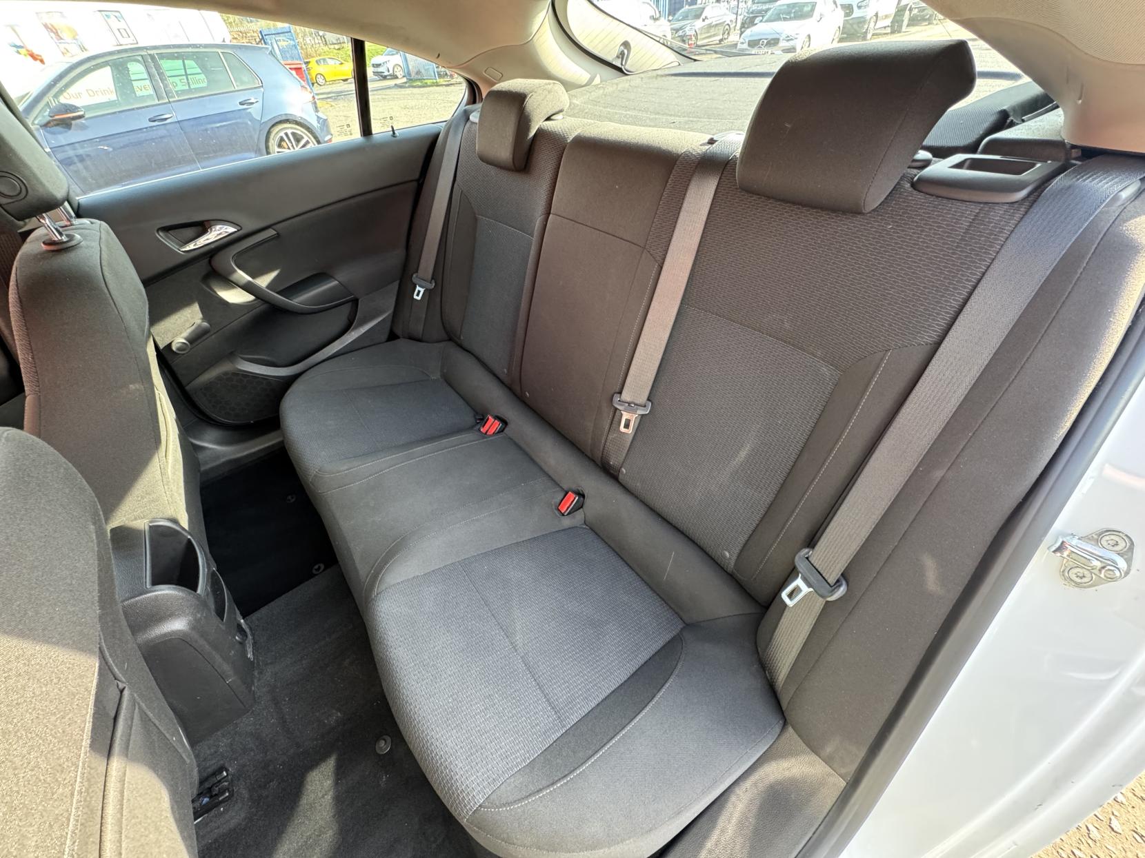 Vauxhall Insignia 2.0 CDTi ecoFLEX Design Nav Hatchback 5dr Diesel Manual Euro 5 (s/s) (140 ps)