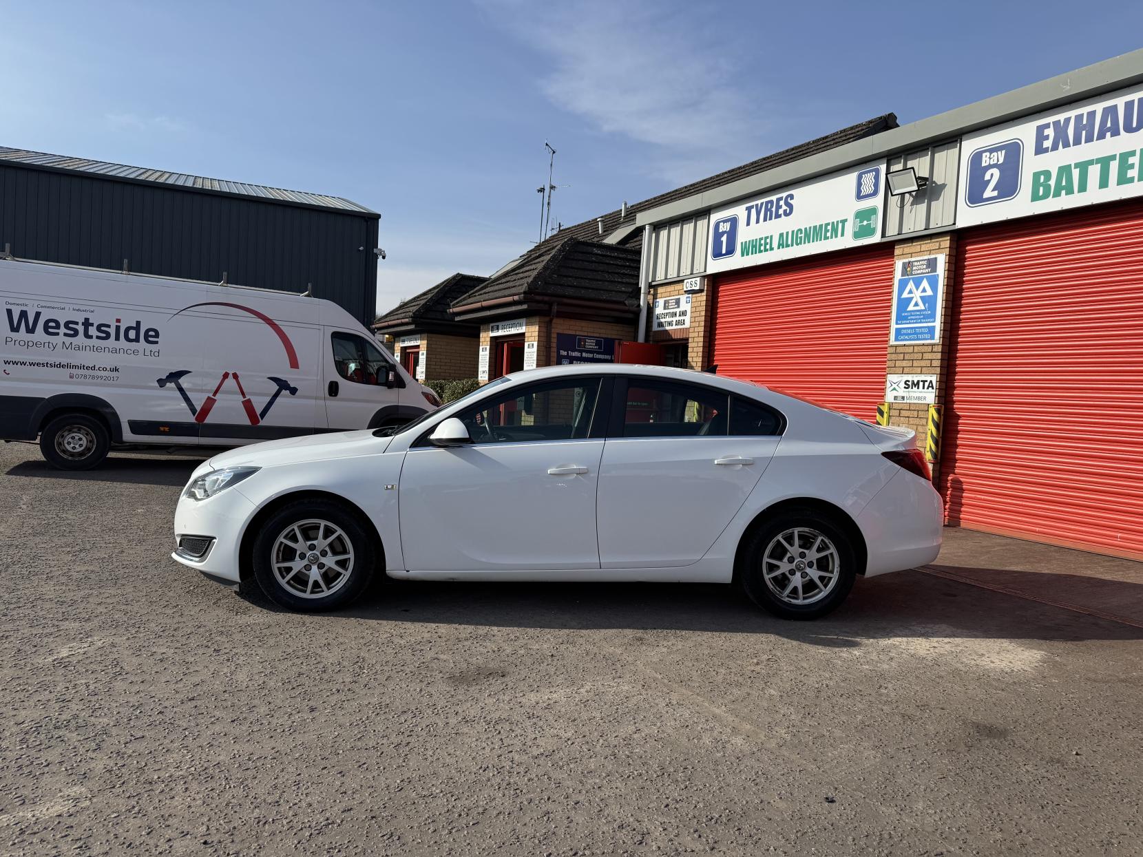 Vauxhall Insignia 2.0 CDTi ecoFLEX Design Nav Hatchback 5dr Diesel Manual Euro 5 (s/s) (140 ps)