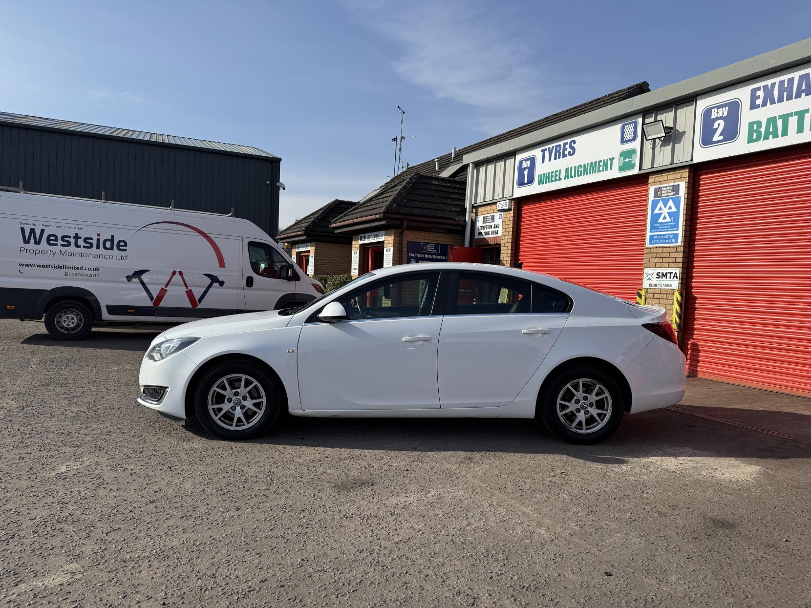 Vauxhall Insignia 2.0 CDTi ecoFLEX Design Nav Hatchback 5dr Diesel Manual Euro 5 (s/s) (140 ps)